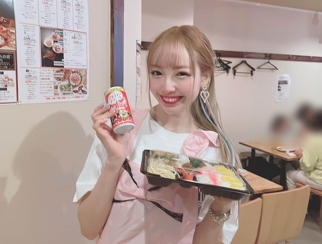 お茶の水うらんさんのインスタグラム写真 - (お茶の水うらんInstagram)「昨日は板橋区東武練馬 ニクビッタさんにて 子ども食堂のお手伝いをしてきましたᜊ(˶‪‬ᐢ‬. .‪ᐢ˵)ᜊ🤍  ニチレイさんからアセロラジュースの寄付もいただきました🥤 ありがとうございます✨🎀  昨日のお食事もとっても美味しかったです💓 チーズがけミートボールお気に入り💕  #子ども食堂 ##板橋区 #板橋 #volunteer #volunteerwork  #childrenillustration」10月20日 15時36分 - uran_alcoholic