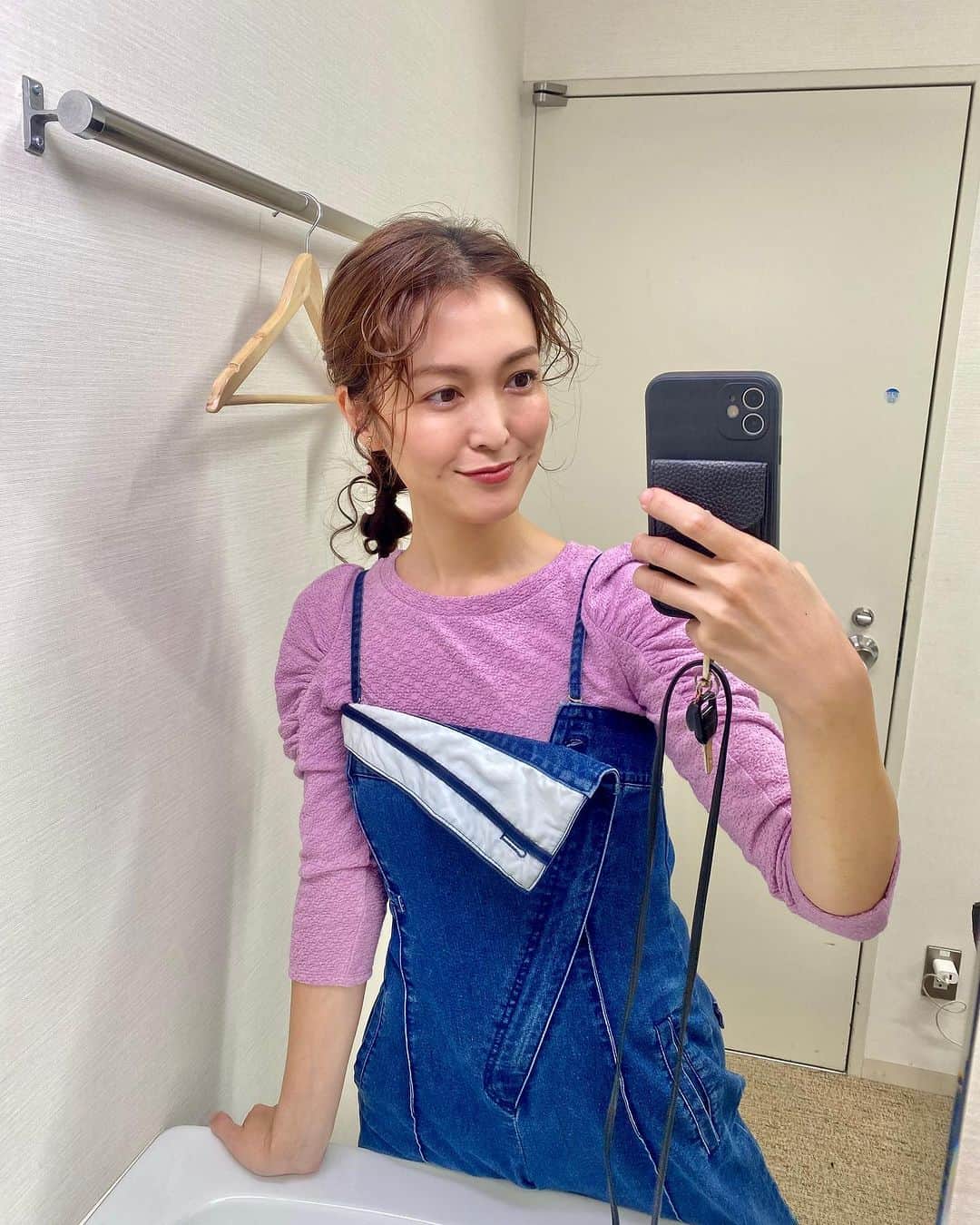 福田典子のインスタグラム：「今日もよじごじDays よろしくお願いします！  ✏︎･･追記  今日はバタバタだったので 短文更新でしたが…  いつもとちょっと違う雰囲気の衣装だったので メイクさんと相談して カジュアル寄りのヘアアレンジに してもらいました🫶🏻✨  後ろ髪に懲りずに前髪までいじり始めたか！ って言われそうだね、なんて話しながら、 これくらい？こんな感じ？と仕上げてみました🥹  前髪、くりんくりん！  outfit #COLLAGEGALLARDAGALANTE」