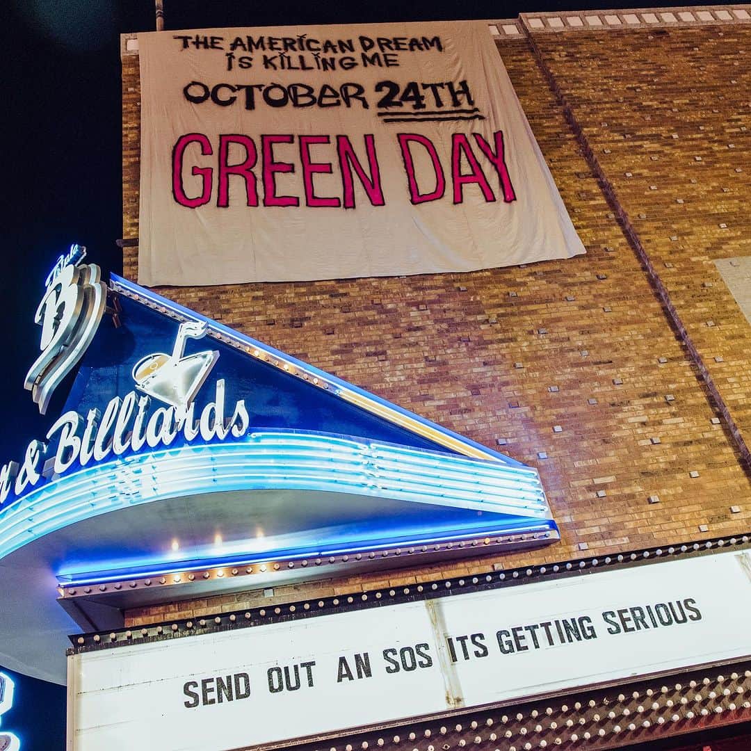 Green Dayのインスタグラム：「Holy shittttttt 💩 We just played Dookie in full, thank you for that Las Vegas 🤘🏼 AND our new single “The American Dream Is Killing Me” comes out October 24th! Set those wake up calls, ya hear?? They say what happens in Vegas stays in Vegas, but couldn’t let this stay... get ready ya zombies!!! 🧟‍♂️」