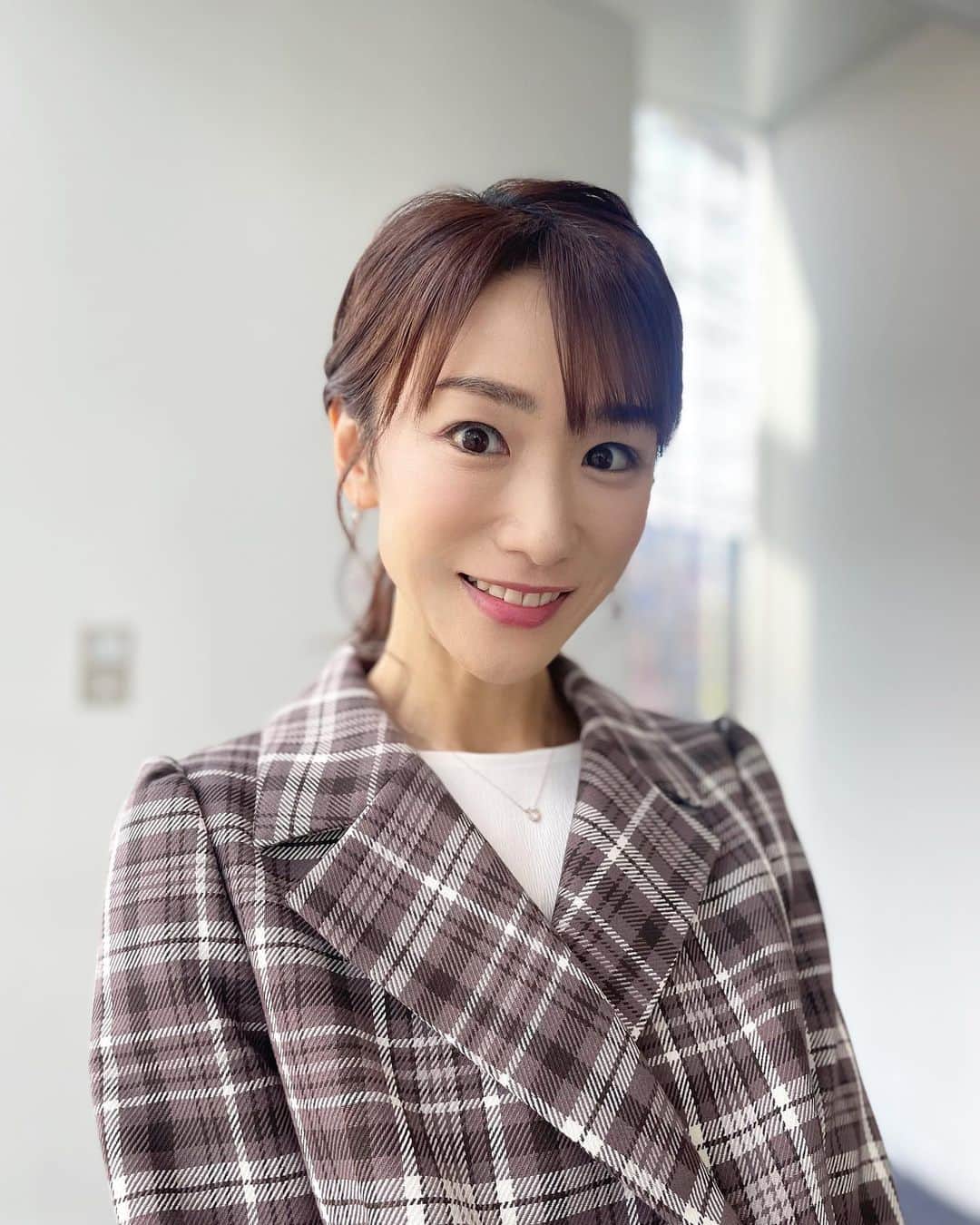 のインスタグラム：「本日の「ワイド！スクランブル」の衣装は、  ☆ジャケット,スカート,ブラウス… #proportionbodydressing  ☆アクセサリー… #ete  でした👗✨ チェック柄のジャケットのセットアップ、とっても素敵でした💗  今週もお疲れ様でした☺️   #大下容子ワイドスクランブル   #ワイドスクランブル  #ニュース #テレビ朝日 #堂真理子 #アナウンサー #アナウンサー衣装 #番組衣装」