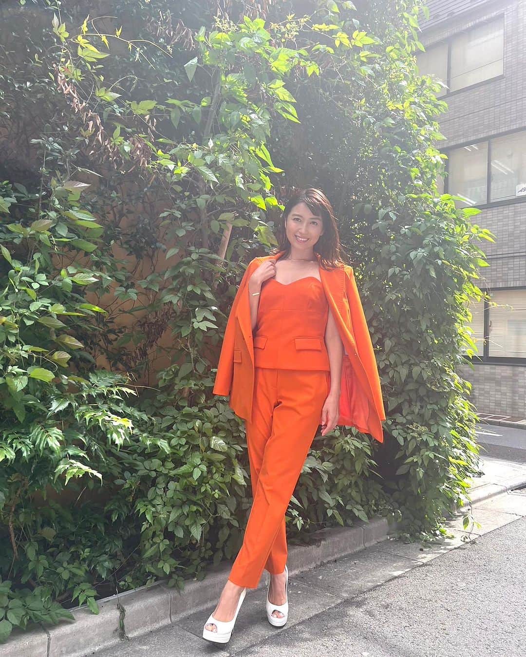 新妻聖子のインスタグラム：「先日取材していただいた時のオフショット！  @marella_japan  のパンツスーツと、 @stellarhollywood  の存在感抜群なアクセサリー✨  このコーディネートめちゃくちゃ素敵じゃないですか⁉︎  こんなの初めて着たよ〜 かっこいい〜  こういうオシャレな格好で颯爽と息子を送り迎えするエレガントなママになりたかった(遠い目)  フリーペーパー「カンフェティ」12月号の表紙、是非チェックしてみてくださいませ✨ #新妻聖子 #カンフェティ演劇ミュージカル」