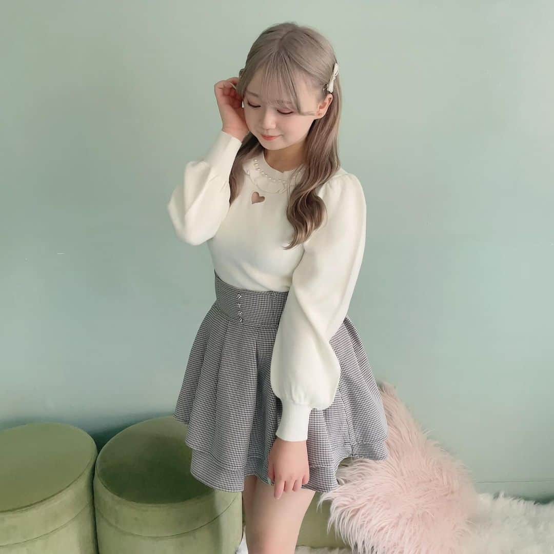 evelyn.coordinateのインスタグラム：「🤍  ﹣﹣﹣﹣﹣﹣♡﹣﹣﹣﹣﹣﹣  #ハートカットニット  𝐜𝐨𝐥𝐨𝐫【𝐎𝐖 / 𝐏𝐈 / 𝐈𝐆𝐘 / 千鳥】 𝐩𝐫𝐢𝐜𝐞【¥𝟔,𝟒𝟎𝟎】  #千鳥ダブルフレアsk  𝐜𝐨𝐥𝐨𝐫【千鳥】 𝐩𝐫𝐢𝐜𝐞【¥𝟔,𝟒𝟎𝟎】  胸元のハートがポイントのニット☝🏻💖  ニットは無地ですが首元のパールとフリルがシンプルになりすぎずガーリーな雰囲気になります💭  お色味もたくさん種類があるのでいろんな雰囲気でご着用頂けるのも嬉しいポイントです🐰💡  ぜひ店頭にてご覧ください👀🎵  𝐒𝐭𝐚𝐟𝐟【𝟏𝟓𝟑𝐜𝐦 / 𝐬𝐭𝐫𝐚𝐢𝐠𝐡𝐭 𝐭𝐢𝐩𝐞】 ﹣﹣﹣﹣﹣﹣♡﹣﹣﹣﹣﹣﹣  #evelyn #エブリン #ガーリーコーデ #甘めスタイル #甘めコーデ #清楚コーデ #可愛い  #girly #feminine #パステル #girl #evelynコーデ #フェミニンコーデ」