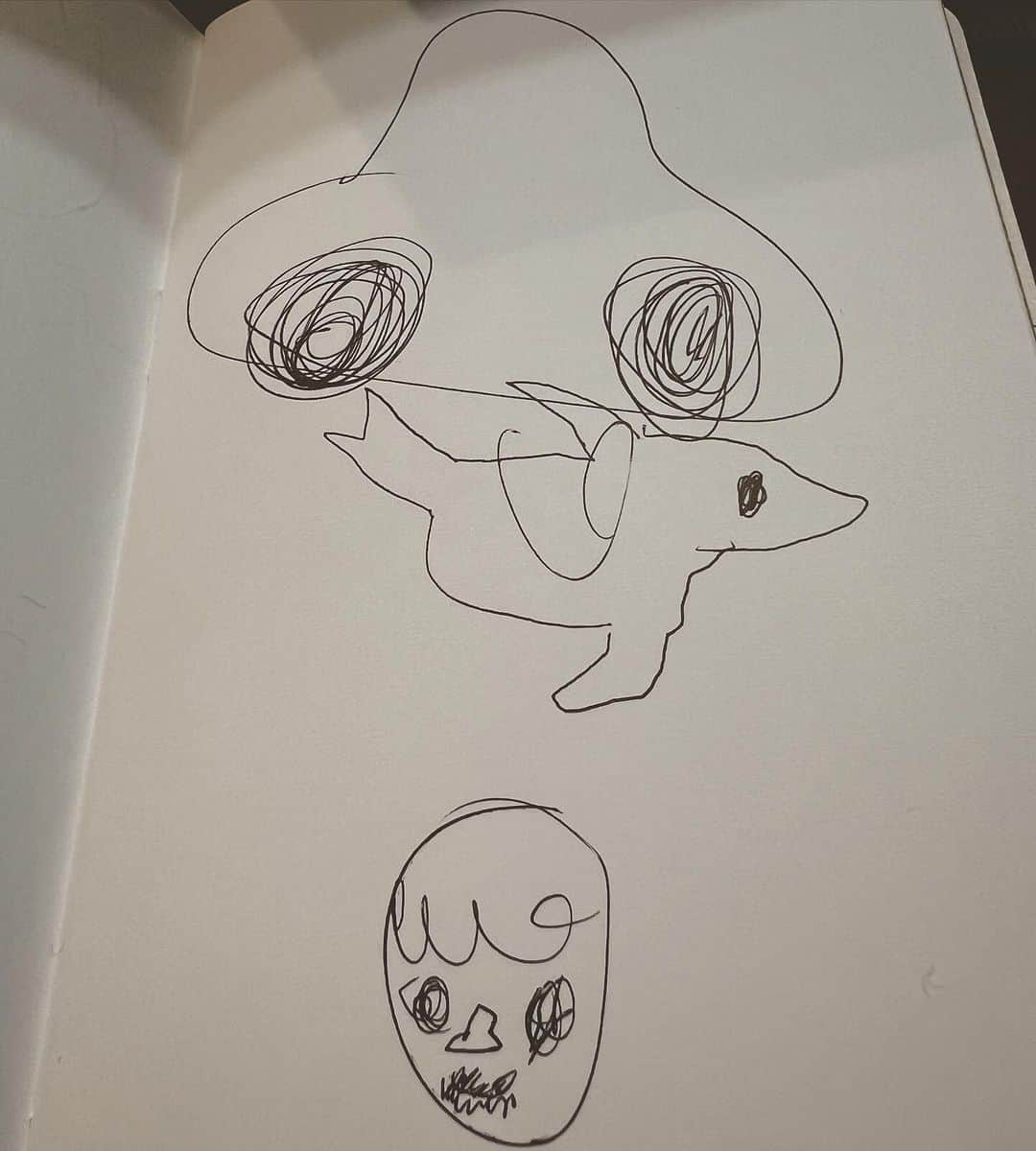 安倍吉俊のインスタグラム：「ウズラ(••)6歳がぱぱの手帳に何か描きたいというのでボールペン渡したら描いてくれた、ぱぱと魚と巨大なパパの鼻。鼻はなんでかと思ったが、膝に座ってこっちを見上げると鼻がこんな感じに見えるんだな」