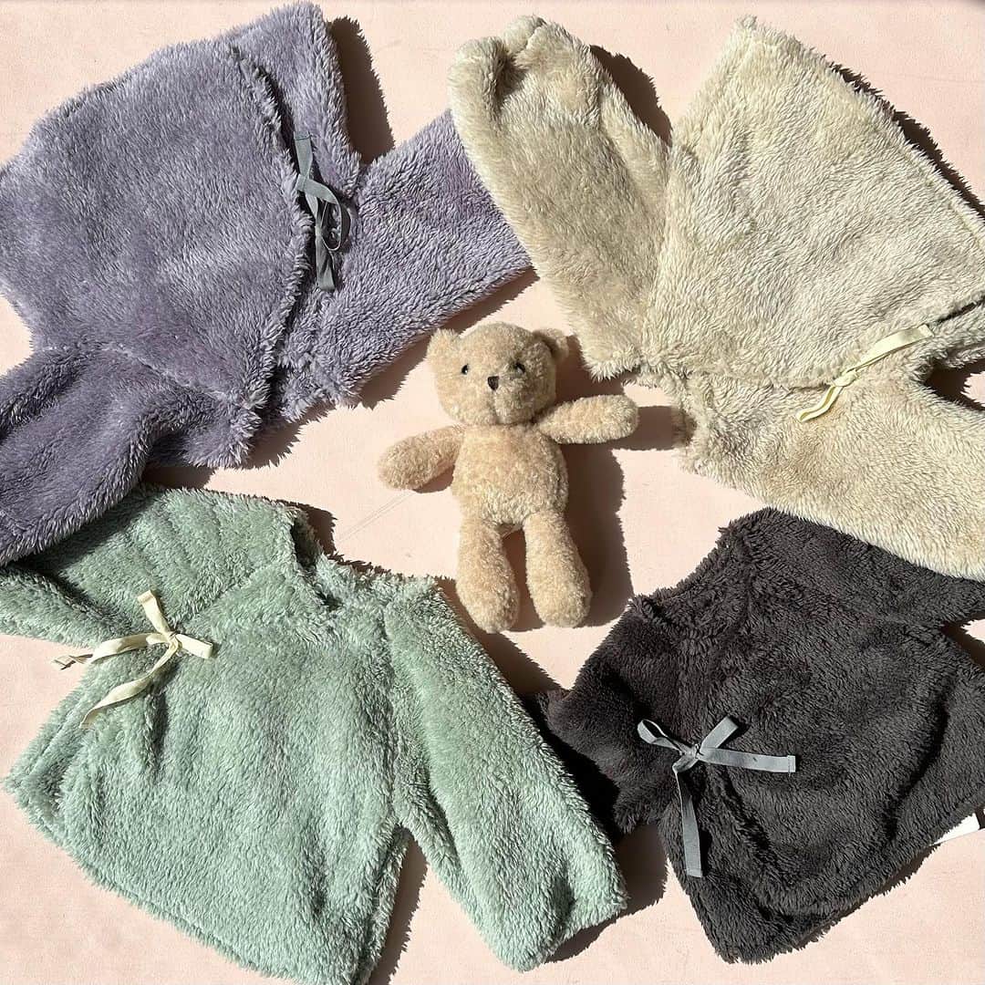 のインスタグラム：「【new arrival】 ＜こども ビームス＞ . ふんわり滑らかなボアを使用したカーディガン&パンツ。カーディガンは動きの多くなった赤ちゃんも着崩れしにくいカシュクールタイプで、しっかり保温してくれます。男の子も女の子にも似合う、ベーシックカラーからアクセントカラーまでご用意しております✨ . ▶︎ベビー ボア カシュクール ジャケット 55-14-0141-491 ¥ 5,720(税込) . ▶︎ベビー ボア パンツ 55-23-0133-491 ¥4,400【(税込) . 10/13(金)〜10/23(月) 「あかちゃんフェア」開催中👶 期間中、対象のあかちゃんアイテムが10%OFFでお買い求めいただけます❣️ . ※画像右下の【保存ボタン】で後から探しやすくなります💫 . #kodomobeams #beams #daikanyama  #こどもビームス #ビームス #代官山 #tokyo #japan #trip #discover  #東京 #こどもふく #도쿄 #아기옷 #도쿄쇼핑 #여행 #일본여행  新作アイテムはプロフィールのリンク🔗からビームス公式サイト、こども ビームスページをチェック❗️ ※お問い合わせにつきましては、お電話にて承ります。」