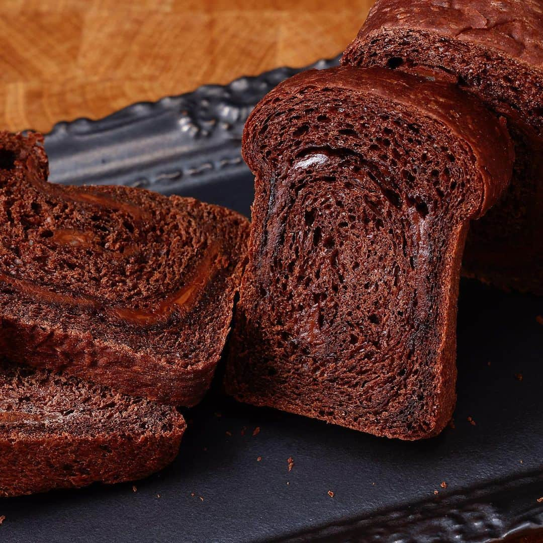 eguchikazuakiのインスタグラム：「【こねないチョコ食パン🍞】 しかも卵もバターも入らない 食パンと言えるのか？食べたらわかる これは食パン以上に食パンだと  レシピはこちら ↓↓  チョコ食パン　7.5×17×6cm パウンド型1台分 強力粉 140g ココアパウダー 15g 塩 3g グラニュー糖 10g インスタントドライイースト 3g ミルクチョコレート 30g 水 100g 生クリーム 40g 巻き込み用ミルクチョコレート 50g ※型用 オリーブオイル等液体油  180℃予熱  チョコをたっぷりいれると本当に最高のパンになる Twitter流さなかったからどうかなと思いましたがたくさんの方に反応してもらえて、パンはやっぱりいいなと 思いました、このパンは包むものを変更するだけでアレンジ出来るからめちゃくちゃおすすめ  作り方の詳細はYoutube をチェックしてください プロフィールから飛べます  卵やバターを入れてもいいけど、 目的にあった材料で仕上がりを狙う方が私は好き ぜひ作ってみてくださいね👋🏻  #pan #breadmaking #bread #bake #baked #bakedgoods #cooking #homemade #homecooking #chocolatebread #choco #eggfree #youtuberecipe #easyrecipes #butterfree #chefrecipes」