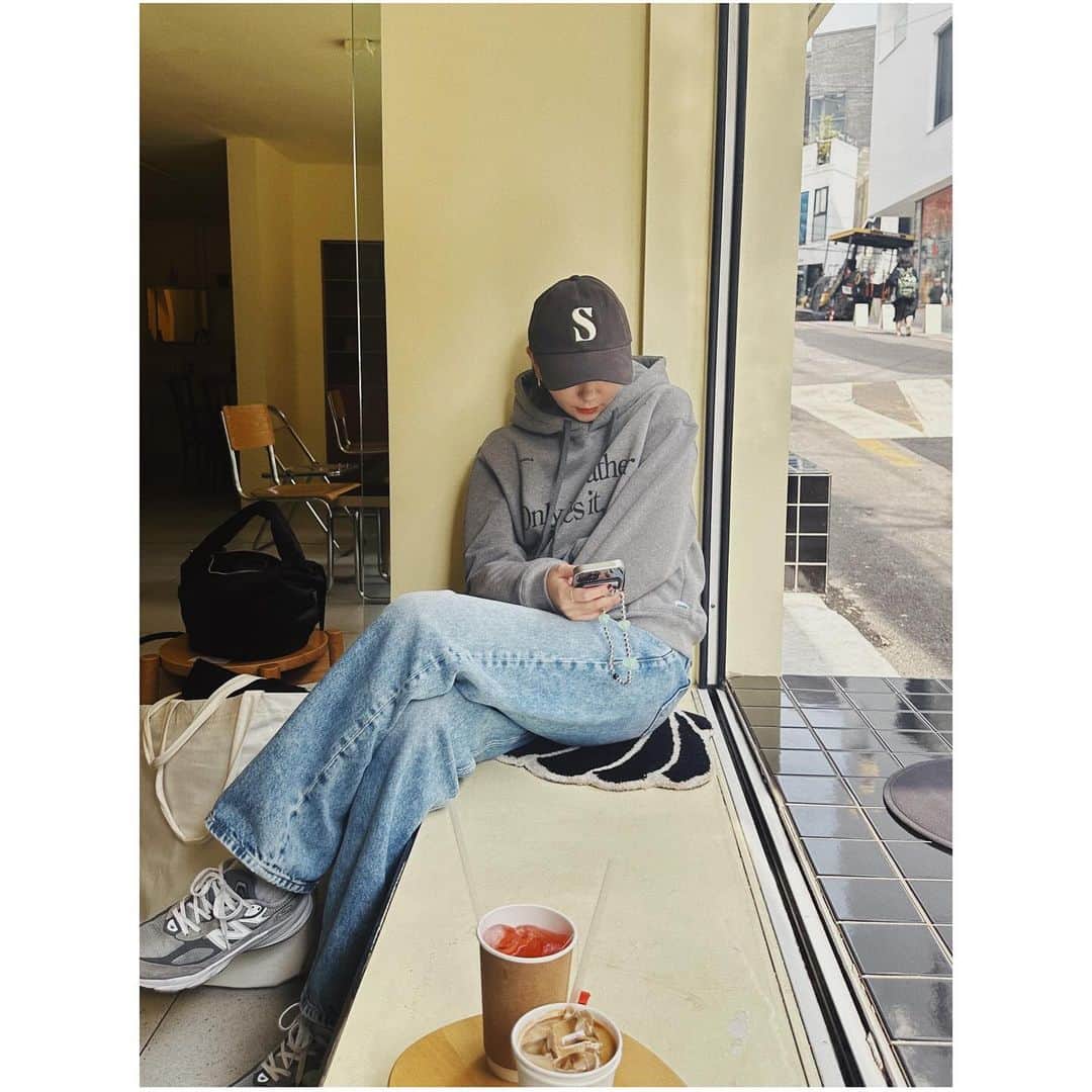 小口桃子のインスタグラム：「3泊4日旅行中の服まとめ✈️ キャップとフーディーは現地調達です！」