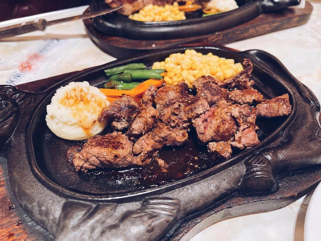 松田実里のインスタグラム：「⁡ 🍖🍖🍖 やっぱりお肉。 子供が生まれてから、カットステーキ一択。 よーく動き回るようになってきました。 本当一瞬たりともジッとしてない、恐ろしい生き物だ笑 ⁡ #ステーキ #沖縄 #ステーキハウス88  #肉 #okinawa #旅 #旅行  #赤ちゃん #baby #赤ちゃんのいる暮らし #赤ちゃんのいる生活 #photogram #photography #ママ #mamalife  #mylife #lifestyle #instagood #mylife #love mylife #love」