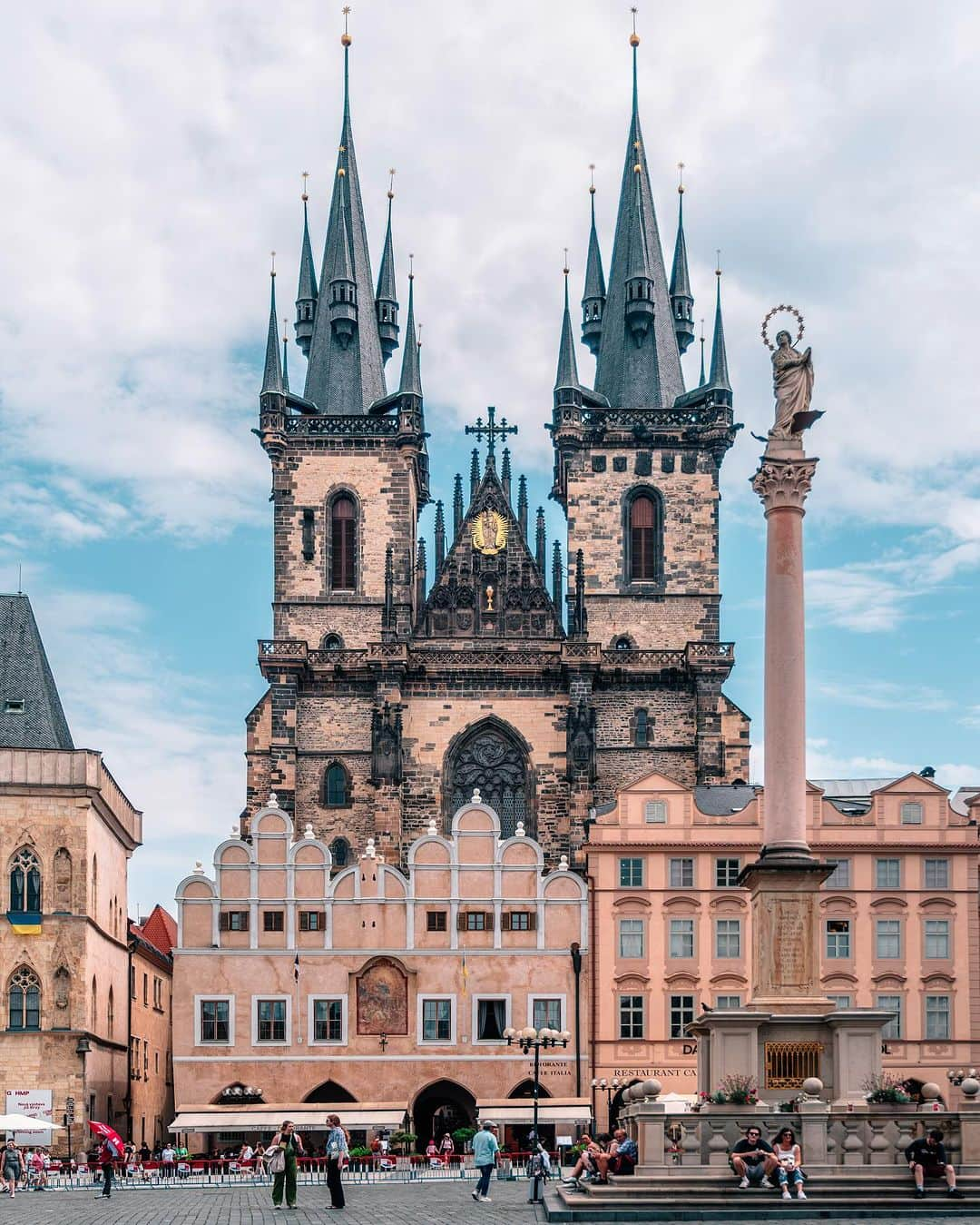 Nicanor Garcíaさんのインスタグラム写真 - (Nicanor GarcíaInstagram)「Style mashup : Mezcla de estilos #nicanorgarcia @travelarchitectures @destinochequia  Prague is known as the city of 100 towers. Actually, it is estimated that there are almost 1000, including those that are not so significant. The city mixes different architectural styles, and Gothic and Baroque really stood out for me. Prague even has its own style that was developed at the beginning of the 20th century, Rondocubism. I hope you enjoy this series of photos I took while walking through the center of the city.   #VisitCzechia #MPDestinoChequia #Praga @cityofprague  Praga es conocida como la ciudad de las 100 torres. En realidad, se estima que son casi 1000, incluidas las que no son tan significativas. La ciudad mezcla diferentes estilos arquitectónicos, pero yo destacaría el gótico y el barroco. Praga incluso tiene su propio estilo, desarrollado a principios del siglo XX, el Rondocubismo. Espero que disfrutes de esta serie de fotos que tomé mientras paseaba por el centro de la ciudad.」10月20日 15時59分 - nicanorgarcia