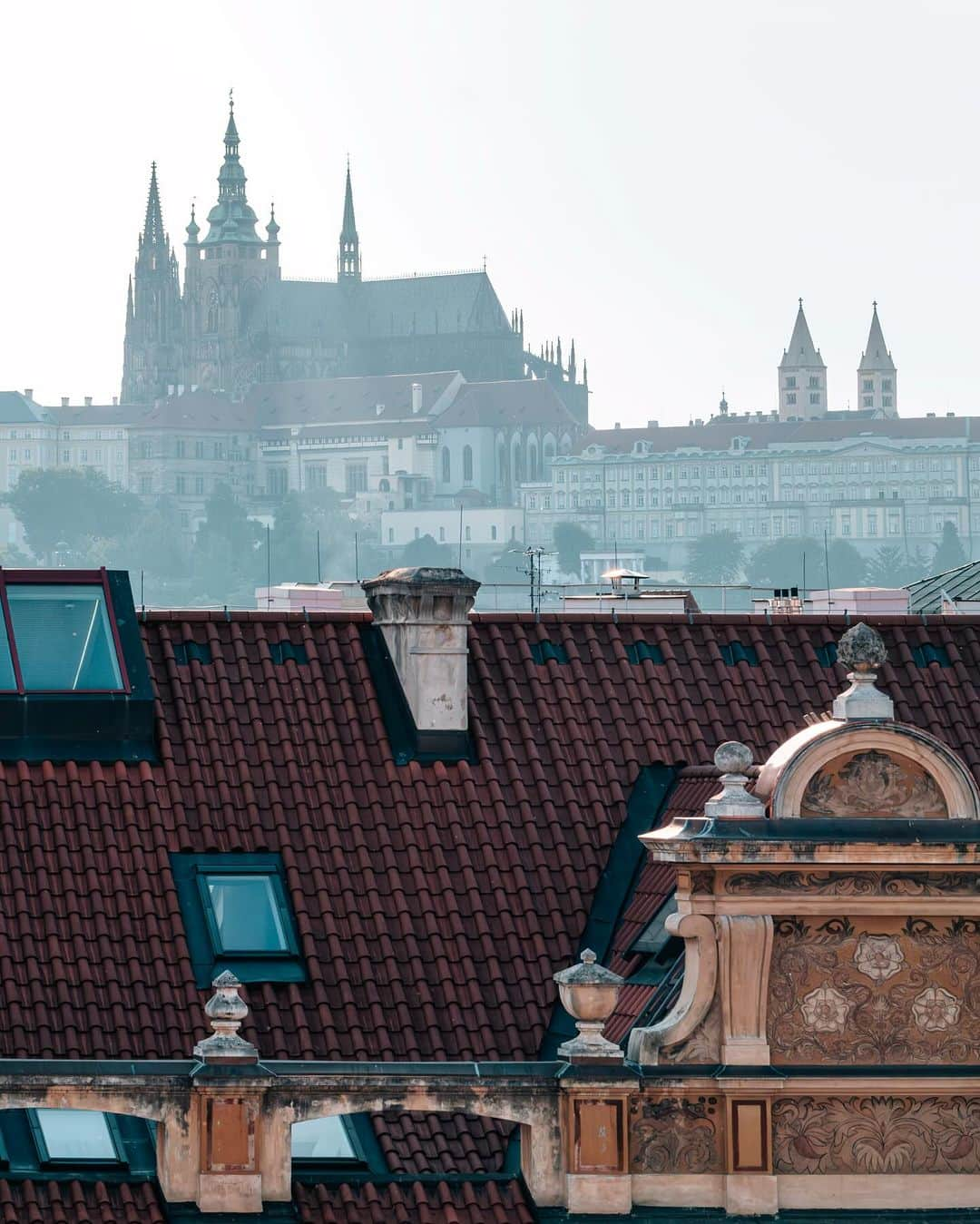 Nicanor Garcíaさんのインスタグラム写真 - (Nicanor GarcíaInstagram)「Style mashup : Mezcla de estilos #nicanorgarcia @travelarchitectures @destinochequia  Prague is known as the city of 100 towers. Actually, it is estimated that there are almost 1000, including those that are not so significant. The city mixes different architectural styles, and Gothic and Baroque really stood out for me. Prague even has its own style that was developed at the beginning of the 20th century, Rondocubism. I hope you enjoy this series of photos I took while walking through the center of the city.   #VisitCzechia #MPDestinoChequia #Praga @cityofprague  Praga es conocida como la ciudad de las 100 torres. En realidad, se estima que son casi 1000, incluidas las que no son tan significativas. La ciudad mezcla diferentes estilos arquitectónicos, pero yo destacaría el gótico y el barroco. Praga incluso tiene su propio estilo, desarrollado a principios del siglo XX, el Rondocubismo. Espero que disfrutes de esta serie de fotos que tomé mientras paseaba por el centro de la ciudad.」10月20日 15時59分 - nicanorgarcia