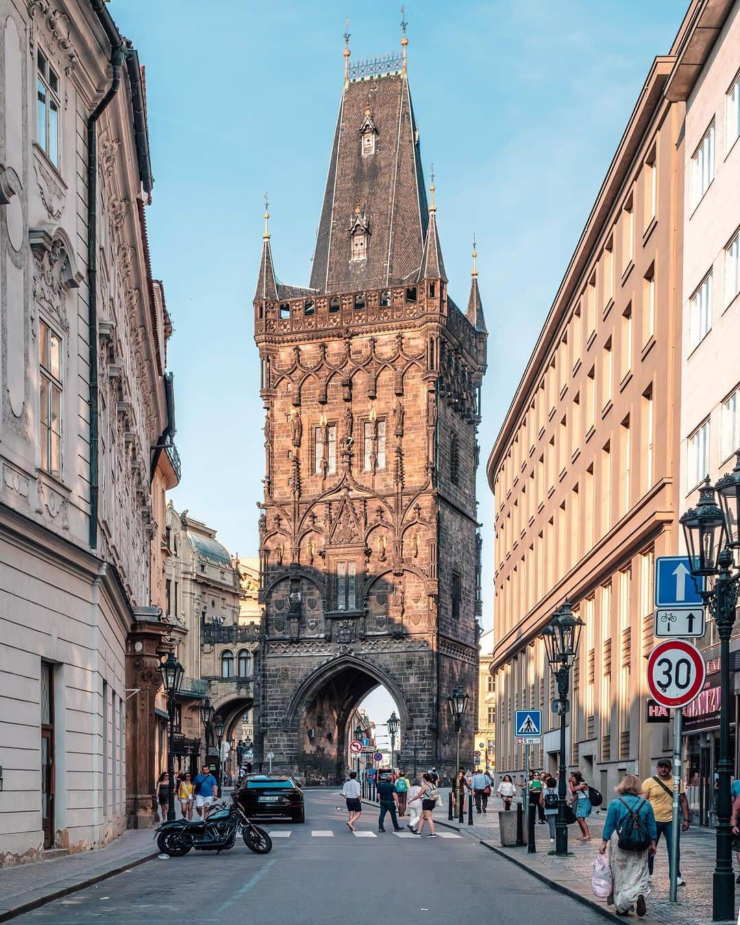 Nicanor Garcíaさんのインスタグラム写真 - (Nicanor GarcíaInstagram)「Style mashup : Mezcla de estilos #nicanorgarcia @travelarchitectures @destinochequia  Prague is known as the city of 100 towers. Actually, it is estimated that there are almost 1000, including those that are not so significant. The city mixes different architectural styles, and Gothic and Baroque really stood out for me. Prague even has its own style that was developed at the beginning of the 20th century, Rondocubism. I hope you enjoy this series of photos I took while walking through the center of the city.   #VisitCzechia #MPDestinoChequia #Praga @cityofprague  Praga es conocida como la ciudad de las 100 torres. En realidad, se estima que son casi 1000, incluidas las que no son tan significativas. La ciudad mezcla diferentes estilos arquitectónicos, pero yo destacaría el gótico y el barroco. Praga incluso tiene su propio estilo, desarrollado a principios del siglo XX, el Rondocubismo. Espero que disfrutes de esta serie de fotos que tomé mientras paseaba por el centro de la ciudad.」10月20日 15時59分 - nicanorgarcia