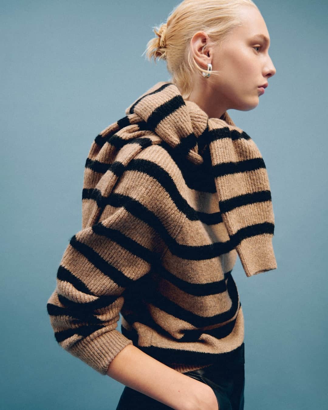 MANGOのインスタグラム：「It’s time to wrap up with new layers of knits! Update your wardrobe with the softest materials from our new collection, now available at mango.com ⁣ Sweater: 57007746 ⁣ #MangoWoman」