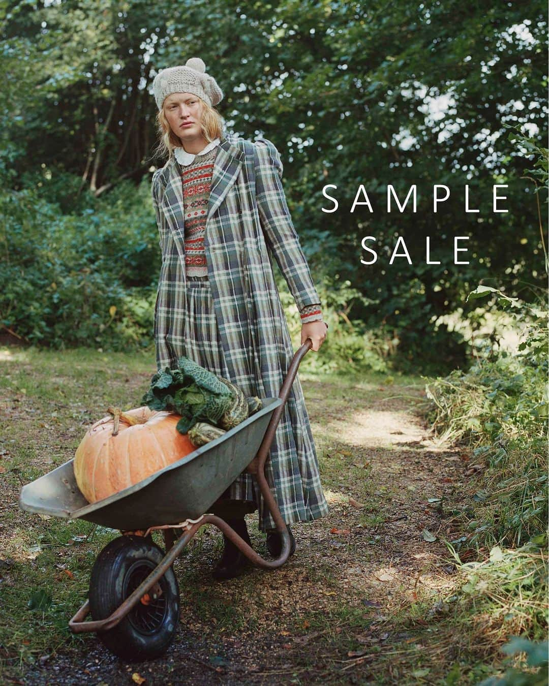 キャベジズ&ローゼズのインスタグラム：「SAMPLE SALE   Fashion, Fabric and Lifestyle    Saturday 28th October 10-4pm  Cabbages & Roses  3 West End  Bruton  Somerset BA10 0BQ  Hope to see you there!!!  *please do not park at the petrol station  #CabbagesandRoses #Bruton #Somerset #samplesale  Photography by @cathykasterine」