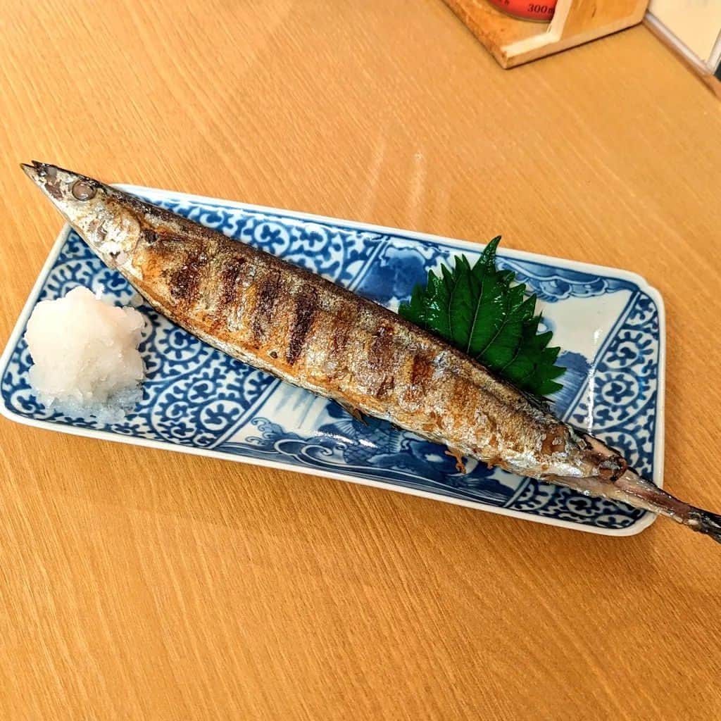 鈴木奈都のインスタグラム：「金曜居酒屋なっちゃん。 アルバイトは吉田とんくん🎵 旬のさんま塩焼き🐟 おすすめです✨ お待ちしてまーす」