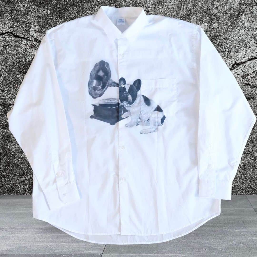 French Bulldog Lifeさんのインスタグラム写真 - (French Bulldog LifeInstagram)「【フレブルLIVE先行販売！】フレブルデザインのホワイトシャツができました。  フレブルライフ編集部は、犬向け・人向け問わず「あったらいいな」を模索中。  ずっと思っていたのです、フロントに大きくフレンチブルドッグをプリントしたホワイトシャツが欲しいなと。  というわけで、久々のフレブルライフ完全オリジナルが完成です！  「フレブルLIVE」で先行販売スタート⚡️  ★詳しくはフレブルライフをチェック プロフィールまたはハイライトからどうぞ @french.bulldog.life   ---------------- photo： @otakehiroaki  model： @takuromatsu  illustration： @aran_tsy  location： @the_tobacco -------------------  #フレブルLIVE」10月20日 16時12分 - french.bulldog.life