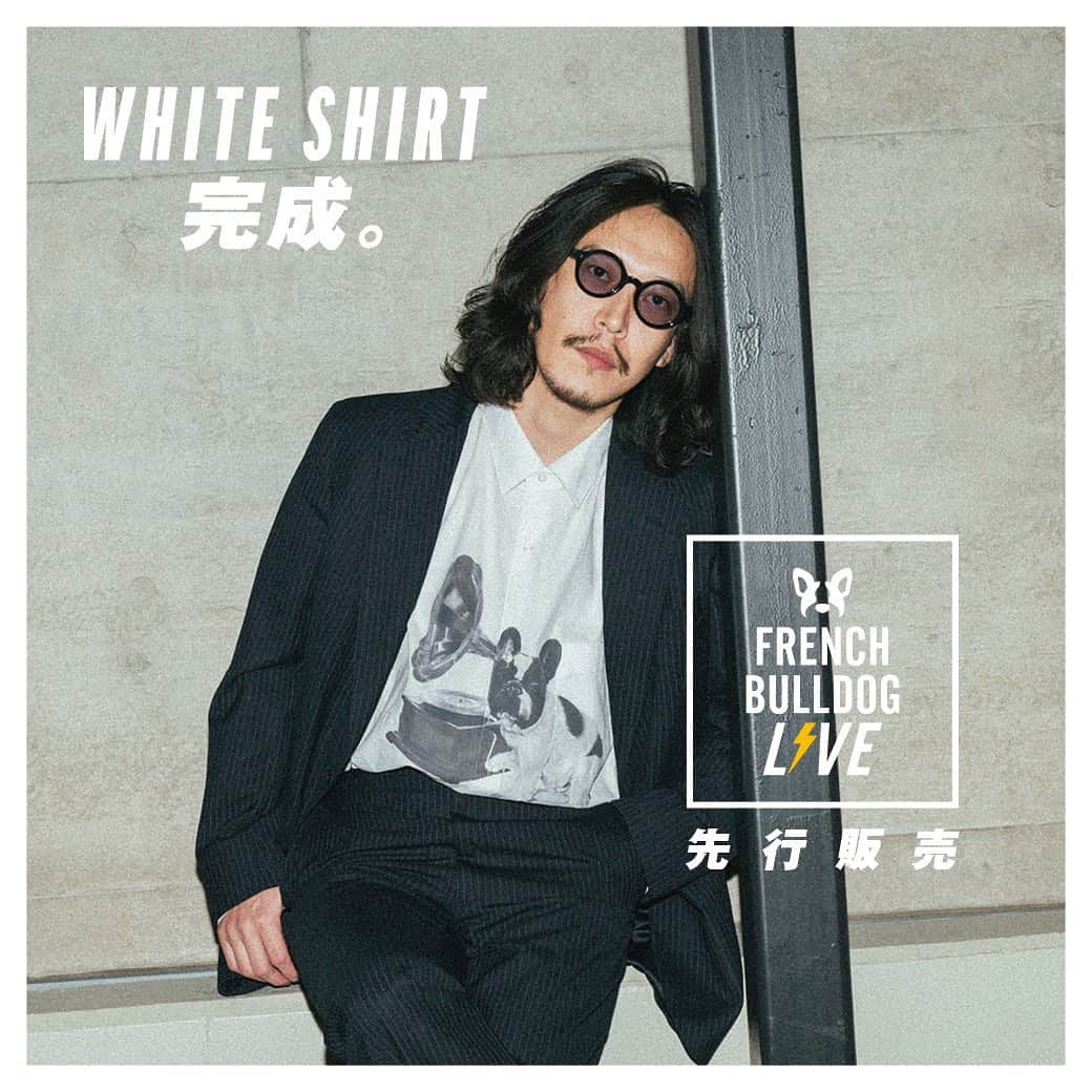 French Bulldog Lifeのインスタグラム：「【フレブルLIVE先行販売！】フレブルデザインのホワイトシャツができました。  フレブルライフ編集部は、犬向け・人向け問わず「あったらいいな」を模索中。  ずっと思っていたのです、フロントに大きくフレンチブルドッグをプリントしたホワイトシャツが欲しいなと。  というわけで、久々のフレブルライフ完全オリジナルが完成です！  「フレブルLIVE」で先行販売スタート⚡️  ★詳しくはフレブルライフをチェック プロフィールまたはハイライトからどうぞ @french.bulldog.life   ---------------- photo： @otakehiroaki  model： @takuromatsu  illustration： @aran_tsy  location： @the_tobacco -------------------  #フレブルLIVE」