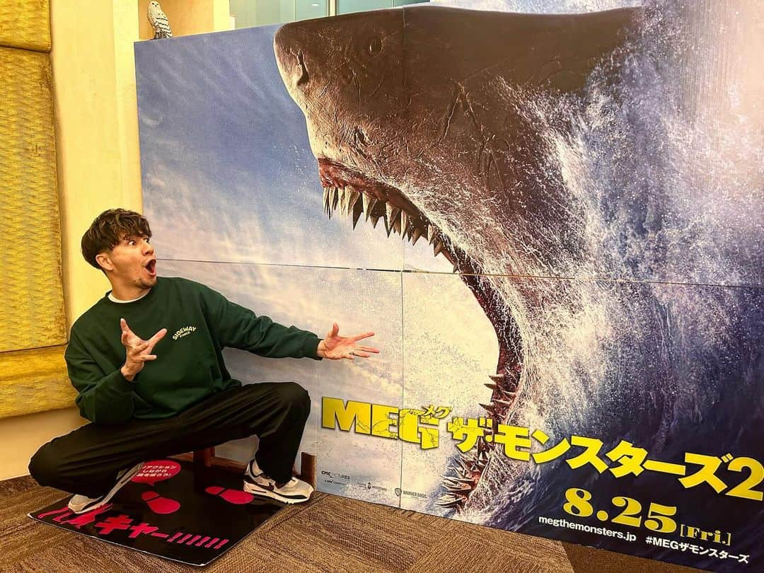 JOYさんのインスタグラム写真 - (JOYInstagram)「サメェェェェェェーーー！！ ひぇぇぇぇぇぇぇーーー！！ 取材でワーナーさんにお邪魔した時にMEG ザ・モンスターズ２のパネルがあったからそりゃ撮るしかないっしょ🦈 １も面白かったから当然２も観ます！ サメの映画は深く考えずに観れるからいいよね！笑  #MEG #MEGザモンスターズ2 #サメサメパニック #ジェイソンステイサム　#ジョイソンステイサム @warnerjp_official さんいつも面白い映画をありがとう！」10月20日 16時06分 - joy.official