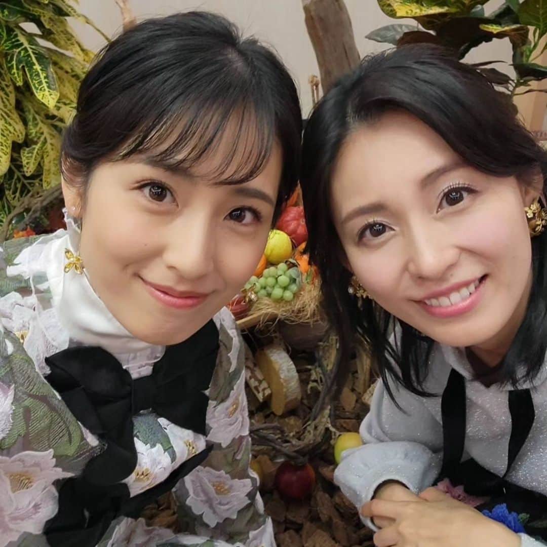 本仮屋リイナのインスタグラム：「ぽかぽかをご覧いただいたみなさま、 ありがとうございました☺️  全チャレンジ失敗、くやしいーーー！！！😭 たくさん練習したのに...  姉の方は麻雀牌手積みを成功できて、よかったです🍵  衣装を打ち合わせてないのに、黒いリボンや花柄、アクセサリーのテイストが似ていて、リンクコーデのようになっていて、嬉し&びっくり🌼 息があっていました👚  お見逃しの方は、TVerでご覧いただけます🫶  ワンピース ADELLY @adelly.tokyo  ピアス Three Four Time @threefourtime_official  ブーツ DIANA @dianashoespres   #ぽかぽか　#フジテレビ」