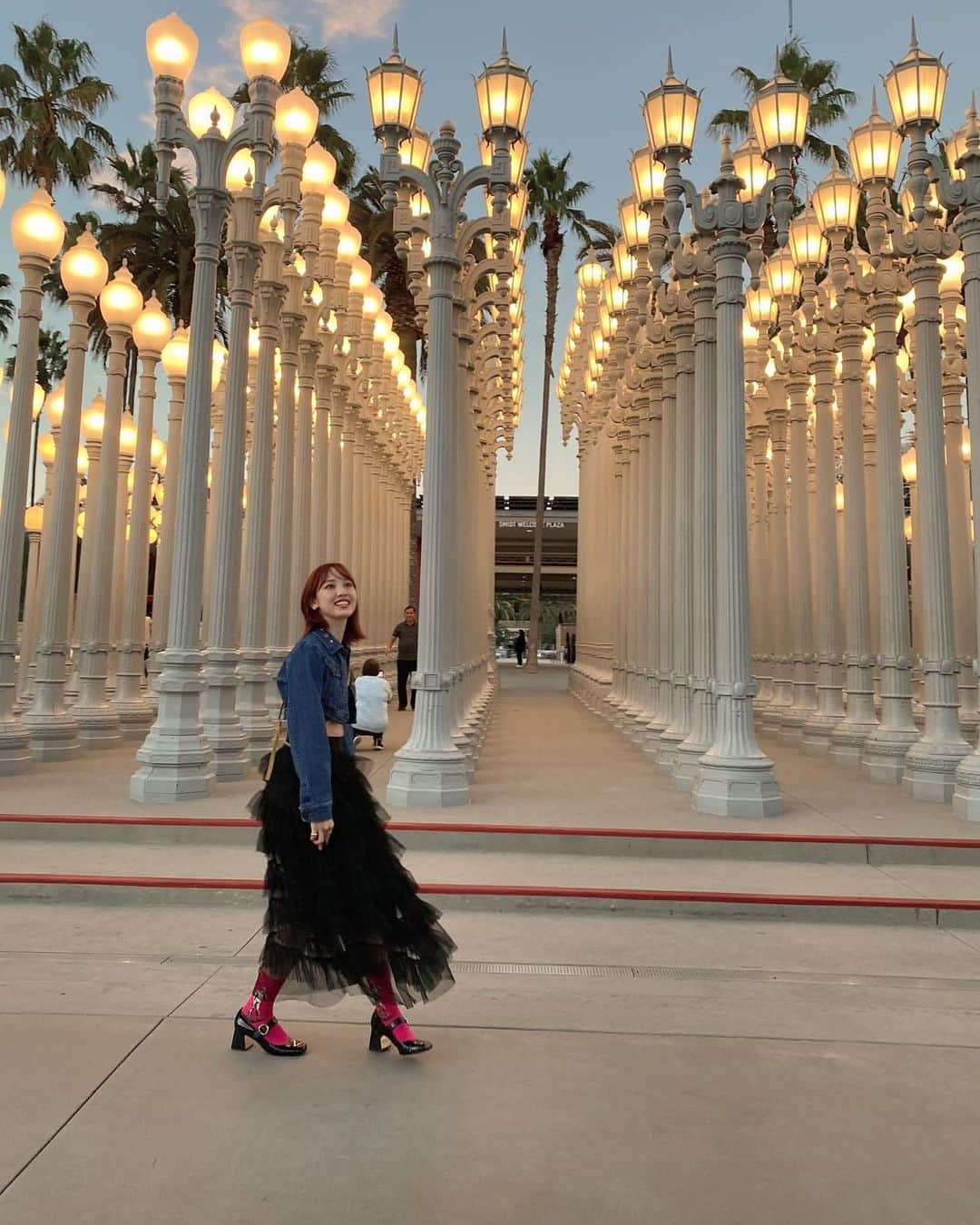 飯窪春菜のインスタグラム：「🪔  @lacma  ロサンゼルスにある現代美術館に行ってきました🫶🏻 お気に入りの色使いがされている絵をたくさん記録してきた🎨  着ているデニムジャケットはMelrose Aveにある古着屋さんで見つけたLakersが刺繍されたもの🏀 ショート丈でサイズぴったり、嬉しい〜☺️」