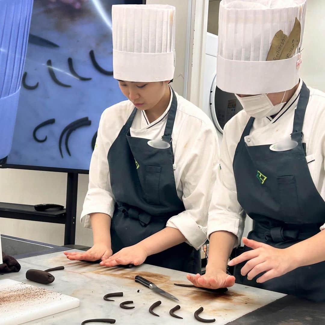 福岡キャリナリー製菓調理専門学校 さんのインスタグラム写真 - (福岡キャリナリー製菓調理専門学校 Instagram)「【チョコレート工芸実習🍫】  製菓実習室から、何やら甘〜い香りがしたのでつられてパティシエ2年生の授業に潜入👀✨  甘い匂いの正体は、チョコレート！！ チョコレート工芸の実習を行なっていました☺️  本校では、ケーキなどのお菓子作りだけでなく、アメ細工やチョコレート細工といった「工芸菓子」まで学ぶことができるのがポイント🔍🌟  皆さん、手を真っ茶色にしながら頑張って基本を身につけましたね☺️  #福岡キャリナリー#福岡製菓専門学校#パティシエ#パティシエの学校#パティシエになりたい#ショコラ#ショコラティエ#ショコラティエになりたい#パティシエの卵#製菓#製菓学生#製菓専門学校#製菓学生と繋がりたい #チョコレート#チョコ#チョコレート工芸#チョコレート細工#chocolate」10月20日 18時00分 - fculinary