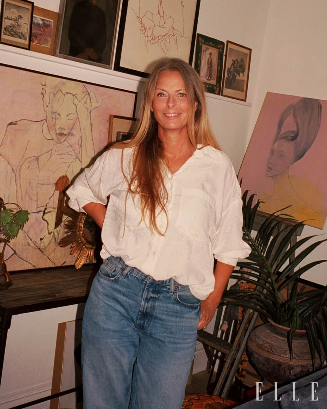 ELLE DKのインスタグラム：「Fotograf @signe_vilstrup har lavet kampagner og modeserier for nogle af verdens største brands og magasiner gennem sin karriere - inklusiv #ELLE, hvor hun blandt andet stod bag kameraet i det allerførste nummer for 15 år siden.⁠ ⁠ Via link i bio og i det store okotbernummer kan du lære fotografen bedre at kende, når hun blandt andet fortæller om nogle af sine vildeste oplevelser fra sin karriere og om at udleve sin allerstørste drøm om at bo og arbejde i Indien.⁠ ⁠ Foto: @kavianborhani」