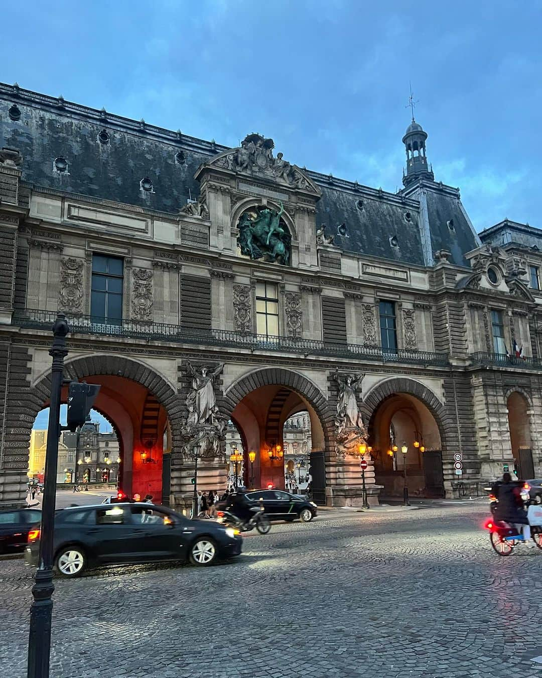 カリスマゆきちゃんさんのインスタグラム写真 - (カリスマゆきちゃんInstagram)「. Paris🖤🤍🖤  _________________________________ #museedulouvre #muséedulouvre #ルーブル美術館 #museelouvre #paris #paristravel」10月20日 16時16分 - charisma.yukichan