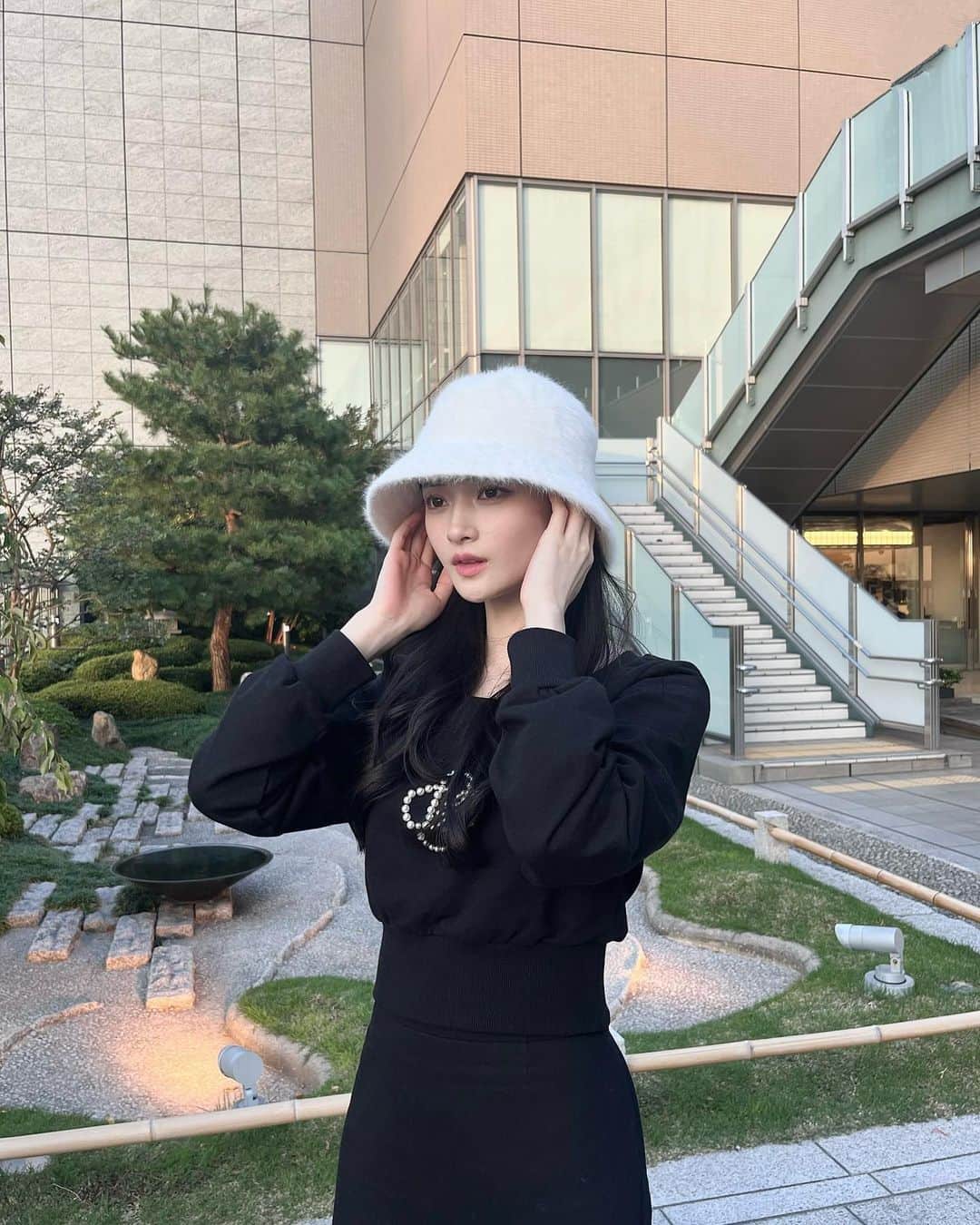 せいかのインスタグラム：「GRACEU( @graceu_official )の新作のセットアップ可愛すぎる。。。 楽ちんなのにエレガントで可愛いとかはなまる👀🎀 パールのロゴとかもツボすぎる🥺パール大好き 全身が上手く撮れなかったから近々鏡越しでどうにかみんなに見せたい🫶  #graceu #グレイスユー #韓国ブランド」