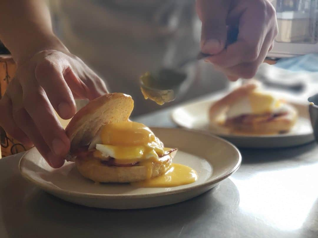 海人の藻塩(あまびとのもしお)のインスタグラム：「🍞Bread Republic🍞　 @bread.republic   この度、ブレッドリパブリックさんの「リパチューブ」というコンテンツで「海人の藻塩」をお使いいただきました🥪  👉ブレッドリパブリックは、製パンに特化した会員制のコミュニティーサイトです🍞  パンやお料理の本を何冊も出版されている高橋雅子先生が主催され（私自身もはじめての自家製酵母は高橋先生の本を見ながらおこしました！）、高橋先生が人気ベーカリーのシェフにパンを教わる「リパチューブ」がメインコンテンツになっています🍔  最新のリパチューブは、前橋の「クロフトベーカリー」久保田シェフ🍩 @croft_bakery  クロフトベーカリーは大注目のベーカリー🥐 先日開催された「麦フェス」というパンフェスでは、1時間以上待ってやっとパンが買えるほどの大行列でした😂  久保田シェフがご紹介する「サワードウベーグル」「ノルディックナッツブレッド」両方のパンに「海人の藻塩」をお使いいただきましたよ～🌊 うれしい💕  ぜひ、ご家庭でパンを焼かれる際には「海人の藻塩」を使ってみて下さいね😘  #海人の藻塩 #あまびとのもしお  #蒲刈物産 #藻塩 #塩 #広島 #瀬戸内 #上蒲刈島  #蒲刈 #呉市 #呉 #藻塩使用 #広島名物 #広島特産品 #amabitonomoshio #moshio #salt #hirosima #kamagari #setouchi #ブレリパ　 #ブレッドリパブリック　 #breadrepublic #クロフトベーカリー #croftbakery #パン #パン作り #パン屋 #パン好きな人と繋がりたい」