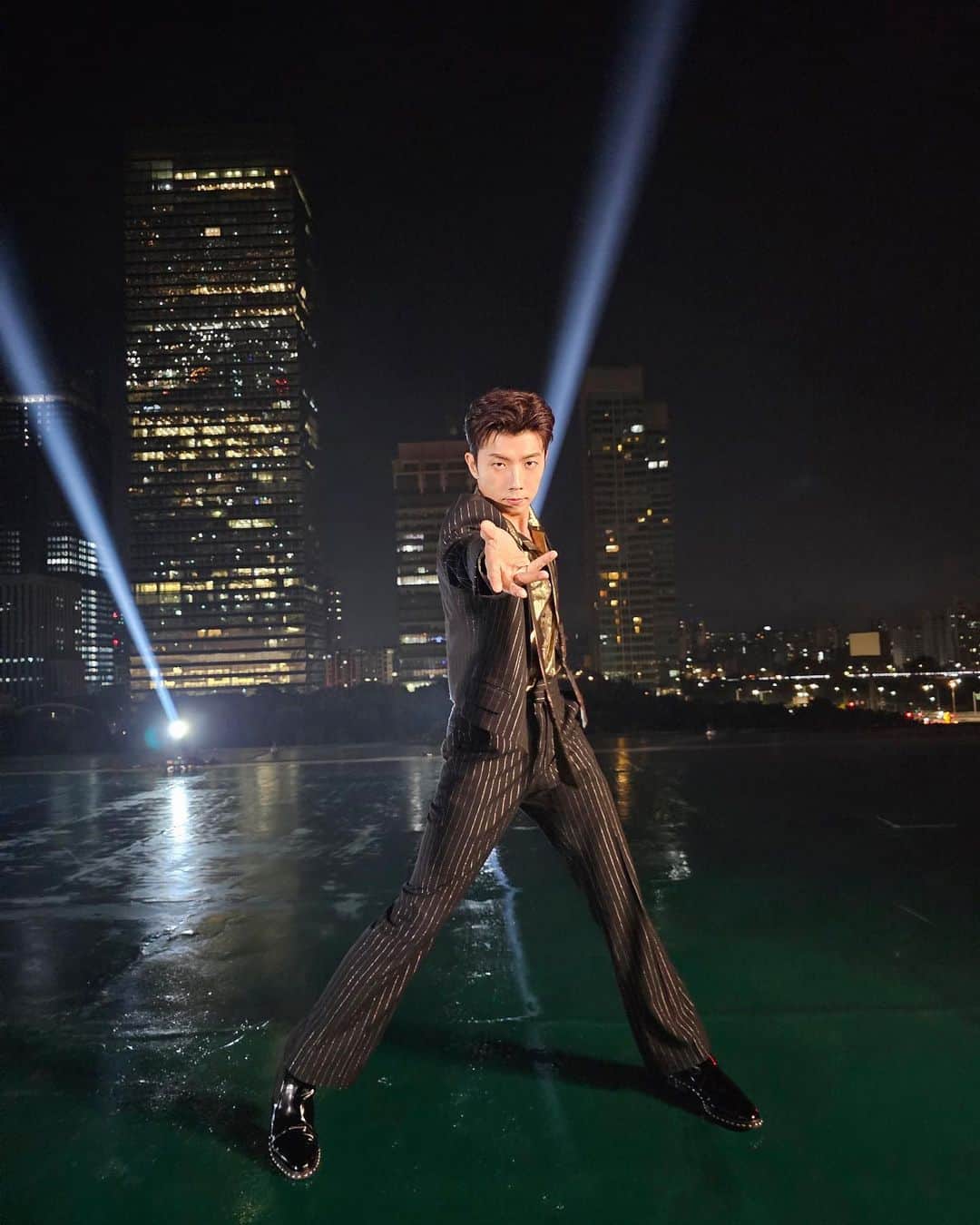 2PMさんのインスタグラム写真 - (2PMInstagram)「더 이상 잘생겨지는 건 네버네버해~💙  #홍김동전 #언밸런스 #NEVER  #MV공개 #많관부🫰 #레투스타그램」10月20日 16時30分 - real_2pmstagram
