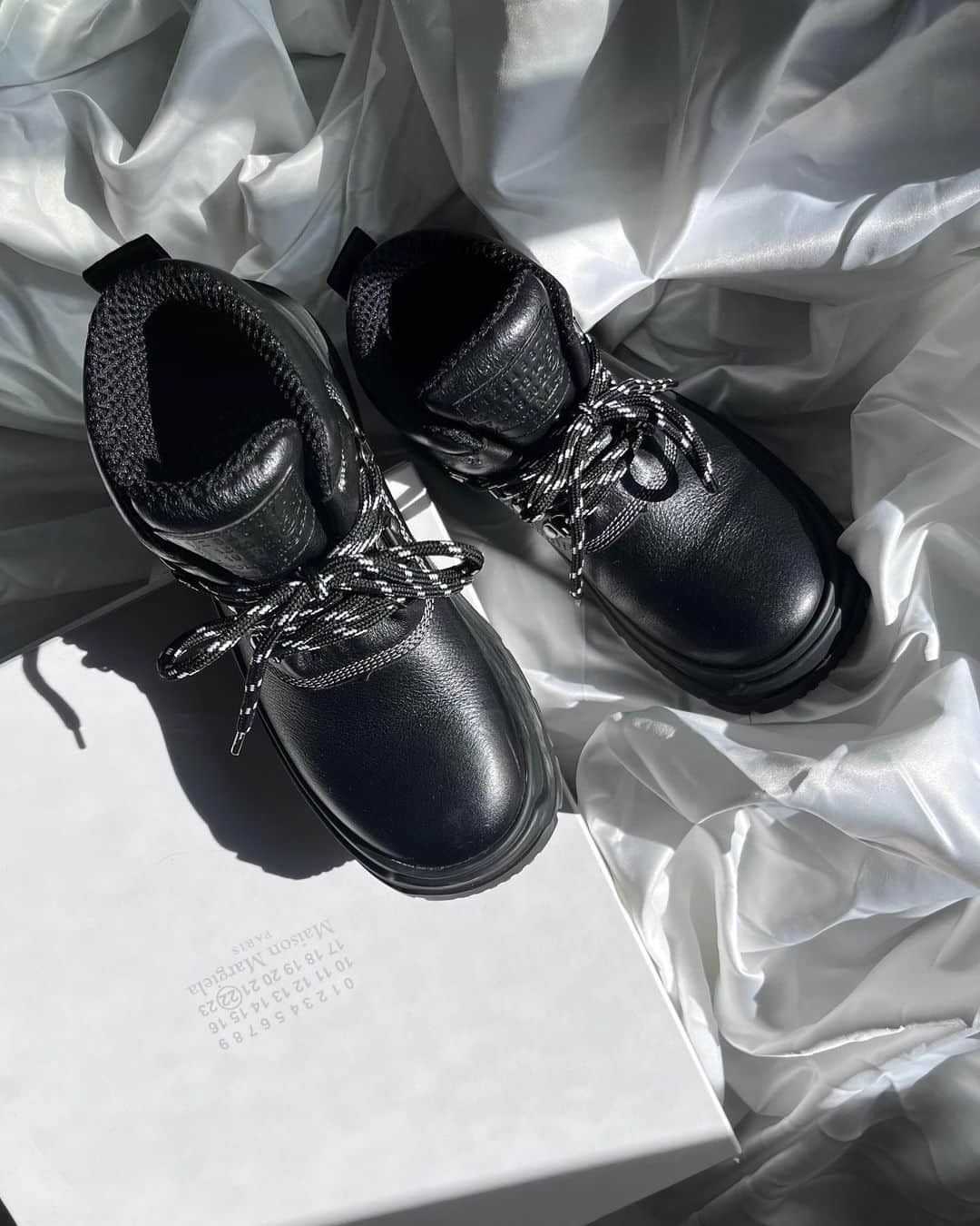 北岡りえさんのインスタグラム写真 - (北岡りえInstagram)「🐈‍⬛🖤 @maisonmargiela   🎁 #boots」10月20日 16時24分 - rie_kitaoka