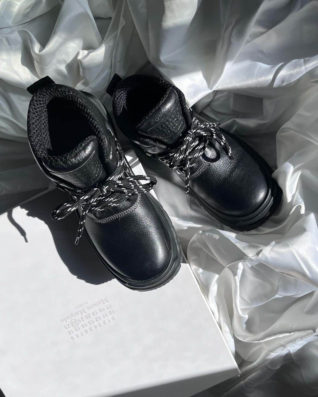 北岡りえのインスタグラム：「🐈‍⬛🖤 @maisonmargiela   🎁 #boots」
