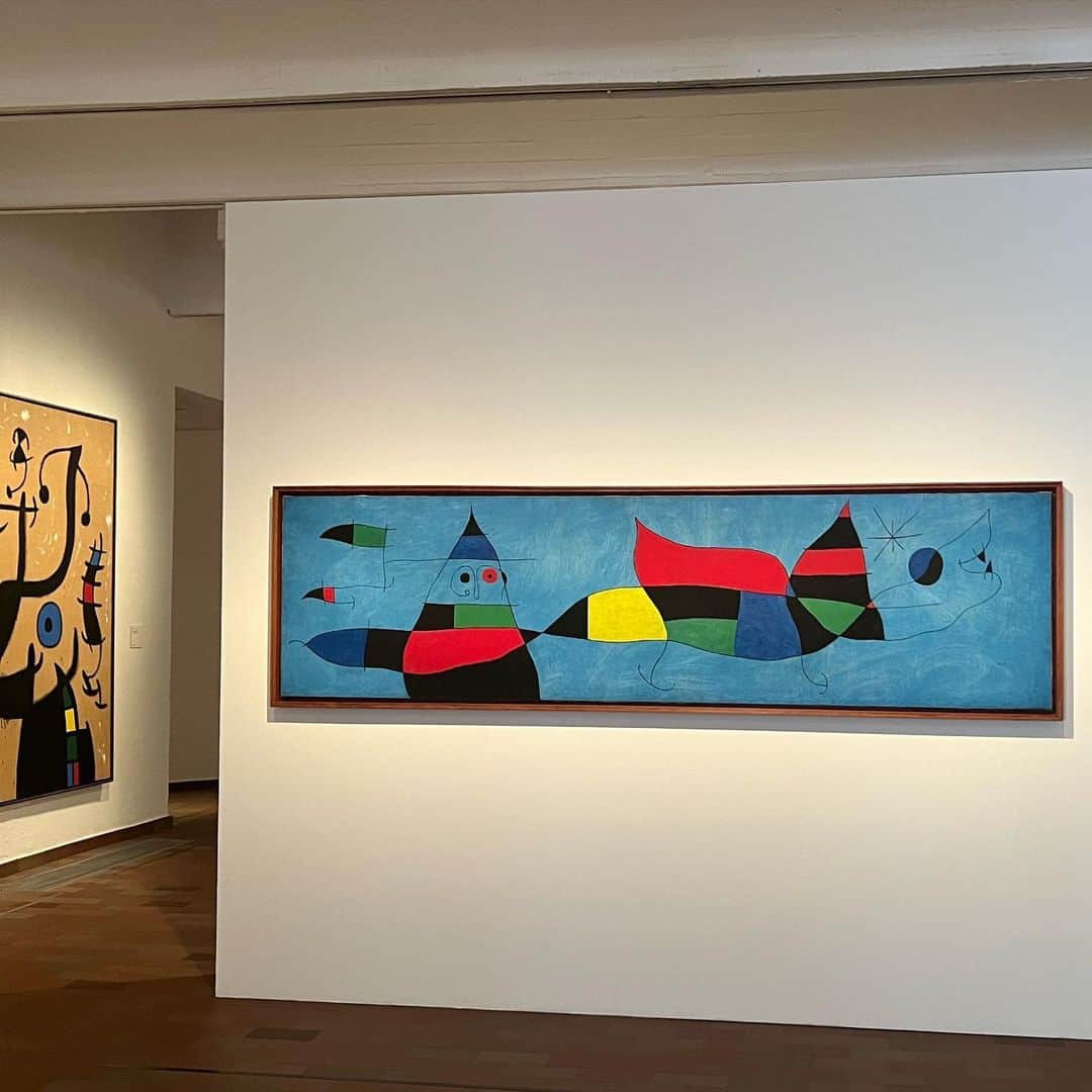 薮下柊さんのインスタグラム写真 - (薮下柊Instagram)「バルセロナの丘の上にある、Joan Miróの美術館に行きました✨  とにかく素晴らしかったです！ めっちゃ行ってよかった！☺️  ミロのシンプルだけど遊び心がある作品が、トキメキを感じます🫶🏻 Museum shopについつい長居しちゃった☺️  海外に行く際に、その土地の美術館を訪ねるのも旅行の楽しみの一つ😊  ここの美術館は展示の仕方も建物の構造も面白くて、いい思い出になりました✨  ついでに、ケーブルカーに乗り丘の1番上にあるお城も見に行きました〜。ケーブルカーから一望できるバルセロナの街並みも素敵やった🏘️ どこから見ても1番に目に入るサクラダファミリアにまたまた感動しました😂  ミロ美術館は本当にワクワクしっぱなしで、もう既に、また行きたい美術館の一つです🫶🏻  #spain  #barcelona  #joanmiro  #joanmirofandation #バルセロナ旅行」10月20日 16時24分 - __yabushita_shu__