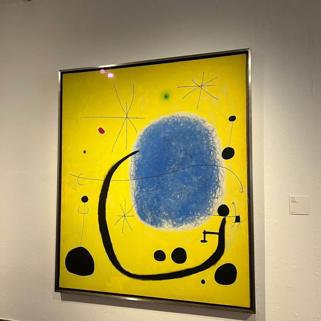 薮下柊さんのインスタグラム写真 - (薮下柊Instagram)「バルセロナの丘の上にある、Joan Miróの美術館に行きました✨  とにかく素晴らしかったです！ めっちゃ行ってよかった！☺️  ミロのシンプルだけど遊び心がある作品が、トキメキを感じます🫶🏻 Museum shopについつい長居しちゃった☺️  海外に行く際に、その土地の美術館を訪ねるのも旅行の楽しみの一つ😊  ここの美術館は展示の仕方も建物の構造も面白くて、いい思い出になりました✨  ついでに、ケーブルカーに乗り丘の1番上にあるお城も見に行きました〜。ケーブルカーから一望できるバルセロナの街並みも素敵やった🏘️ どこから見ても1番に目に入るサクラダファミリアにまたまた感動しました😂  ミロ美術館は本当にワクワクしっぱなしで、もう既に、また行きたい美術館の一つです🫶🏻  #spain  #barcelona  #joanmiro  #joanmirofandation #バルセロナ旅行」10月20日 16時24分 - __yabushita_shu__