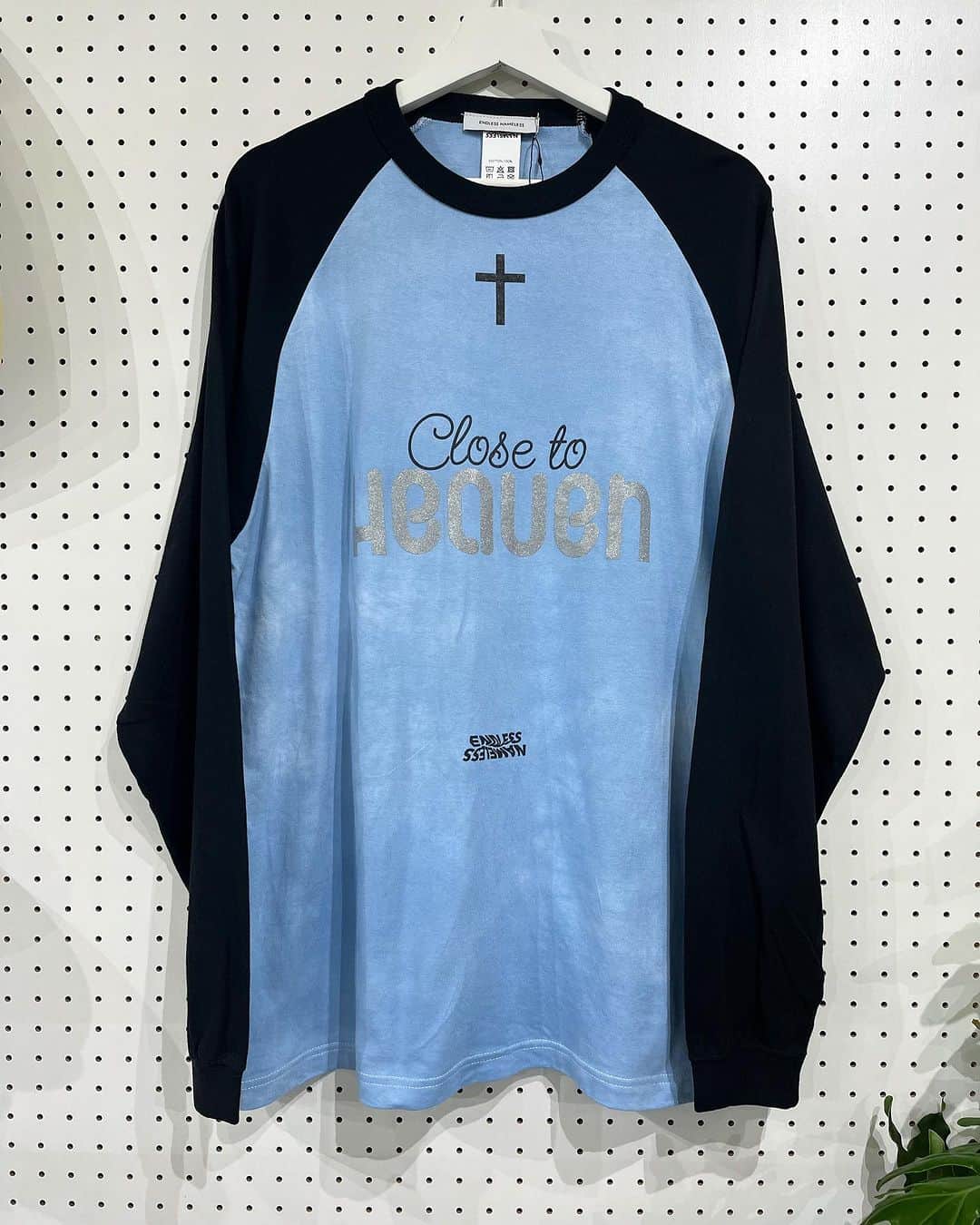 ジャムルのインスタグラム：「@endless_nameless.ltd  'Close to HEAVEN' ¥7000+tax(7700) 本日より店頭に入荷しております。  WEBSHOP入荷は来週以降に掲載いたします🙇🏼‍♂️  #jammru#endless_nameless_ltd  #大阪古着屋#心斎橋古着屋#usedmix #vintagetshirt #vintagetee #vintagebandtee #osaka  #fashion  #streetstyle  #streetfashion  #vtg  #vintage  #used  #usedclothing  #古着 #古着屋 #ファッション #70s #80s #90s」