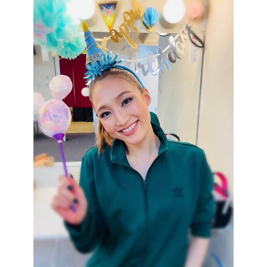 望海風斗のインスタグラム：「🥳 昨日は沢山のお祝いコメントを ありがとうございました💓  初日が無事開けたらきちんと読みます🙇‍♀️  楽屋には一期下のみなちゃん#愛原実花 ちゃんが 飾り付けてくれてました😍  舞台稽古開始直前には皆さんから バースデーソングのプレゼント🎁  幸せを噛み締める間もなく、 次々と舞台稽古が進み🤣  今日も猛スピードで舞台稽古しております‼︎  バースデー写真はまだあるので また載せまーす😁  #皆さま #ありがとうございました😭 #嬉しくて浮かれてる人」