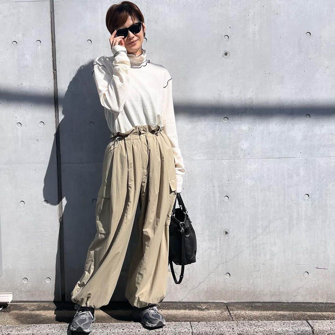 今宿麻美のインスタグラム：「冷え性と寒がりな私にサイコーすぎる @the_newhouse のパラシュートカーゴパンツ♡  一度履いたら沼。。  なんと、裏地がフリース‼︎ しかも、撥水‼︎ この太さもいいし、 ウエストもゴム。  すべてが好きすぎる‼︎‼︎  @yuri_arai さん、ステキなパンツ、ありがとう💓 サイコーだぁーー！！！」