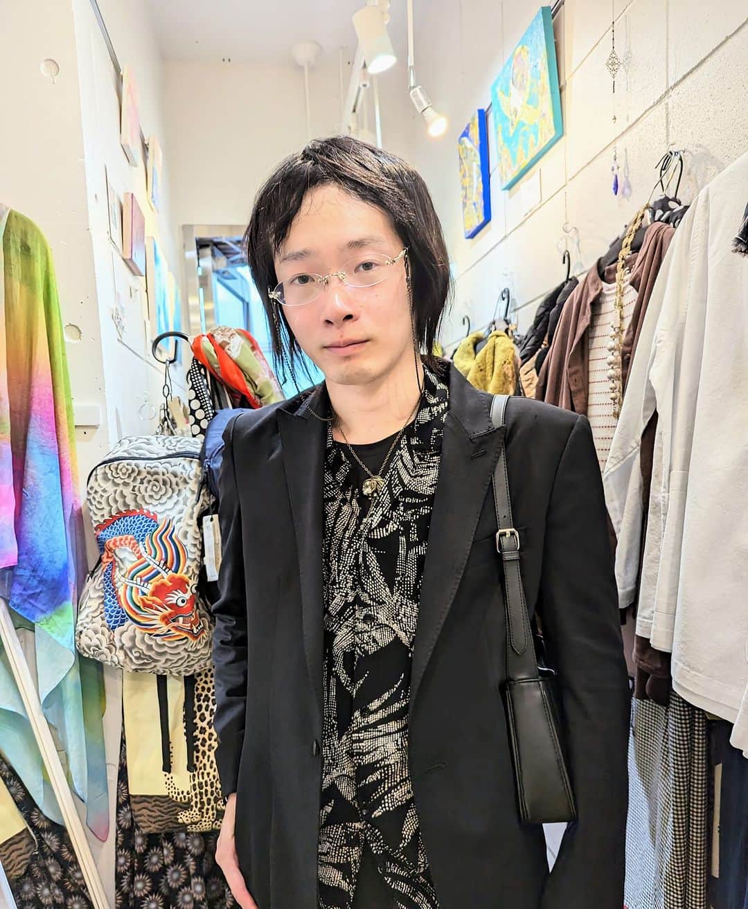 平井富子のインスタグラム：「HP見て来ました〜  嬉しい！  愛知からエスくんがアンシャンテに、、  デジタルクリエイターで、とてもオシャレ！  何と、Dくんのインスタグラムの本も２冊購読したらしい。すごーい！是非活用して下さい〜  アンティーク仕様の、オリジナルスワロフスキーネックレスを気に入って頂きました。 とてもお似合い！きっと良いことありますよ〜  東京は刺激がいっぱい、是非、また、遊びに来て下さい〜 楽しみにしています。」