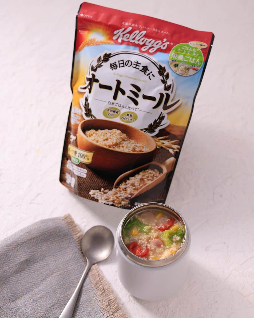 奥田和美さんのインスタグラム写真 - (奥田和美Instagram)「. 10/10に新刊「たっきーママのラクうま！スープジャー弁当」が発売されました。  本書では 「我慢せずに美味しく綺麗に痩せる！」 をコンセプトに、低カロリー、低糖質のスープやオートミール入りのスープ、オートミールおにぎりレシピもご紹介しております。  そこで使用していますオートミールは全て「ケロッグ」様の商品を使用。 @kellogg_japan_official   スープに入れるオートミールはインスタントオーツ、おにぎりにはロールドオールを使用し、ロールドオールはケロッグさんが開発した「ごはんとして食べるためのオートミール」その名も「オートミールごはん」を使用しています。   インスタントオーツは、スープに入れるだけですぐふやけてリゾットのようなとろみがつき、これ1つで食事も完結するのが魅力。   「オートミールごはん」は以前動画でご紹介したこともあるのですが（個人的に感動して）、従来のオートミールに比べて圧倒的に麦独特の匂いなどが少なく、ふっくらしているので、ご飯の代わりとしていただいても違和感がなくお気に入り。  本書の撮影でスタッフの皆さんでおにぎりも試食して頂きましたが、オートミールのおにぎりを食べるのが初めてというスタッフも「これ本当にオートミールだけですか？！」と驚くほど。  私はこの「オートミールごはん」に納豆、キムチ、生卵をのせてしょうゆをひと回ししたものを混ぜて食べるのが大好きなのですが、罪悪感もなく美味しいって最高だなと思いながらかみしめて食べています（笑）  おにぎりとして食べると無限に日替わりで食べられるので、ぜひスープジャー弁当のお供にどうぞ。   #ケロッグ #ケロッグオートミール  #オートミール  #オートミールごはん  #オートミールレシピ  #オートミールおにぎり  #オートミールリゾット  #オートミールダイエット  #ダイエット  #ダイエットレシピ  #pr  #オートミールアレンジレシピ  #粒感しっかりオートミールごはん」10月20日 16時39分 - kazumiokuda
