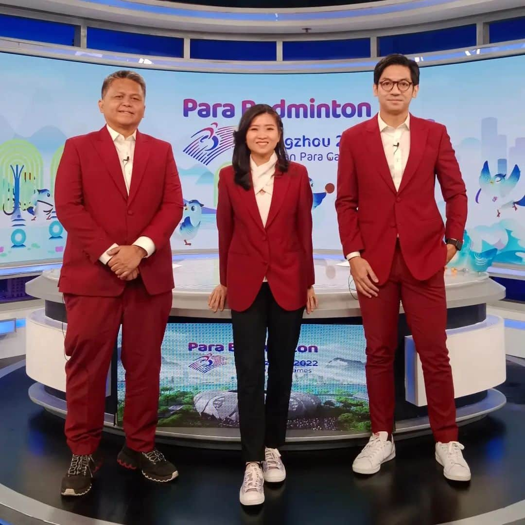 デビー・スサントのインスタグラム：「Bersama senior senior kece 😎🫡 @gita_suwondo @panjisuryono7  Mari kita Dukung dan saksikan atlit atlit kebanggan Indonesia yang bertading di Asian Para Games 2022 hanya di @garudatv.official   #asianparagames2022  #garudatv #indonesia」