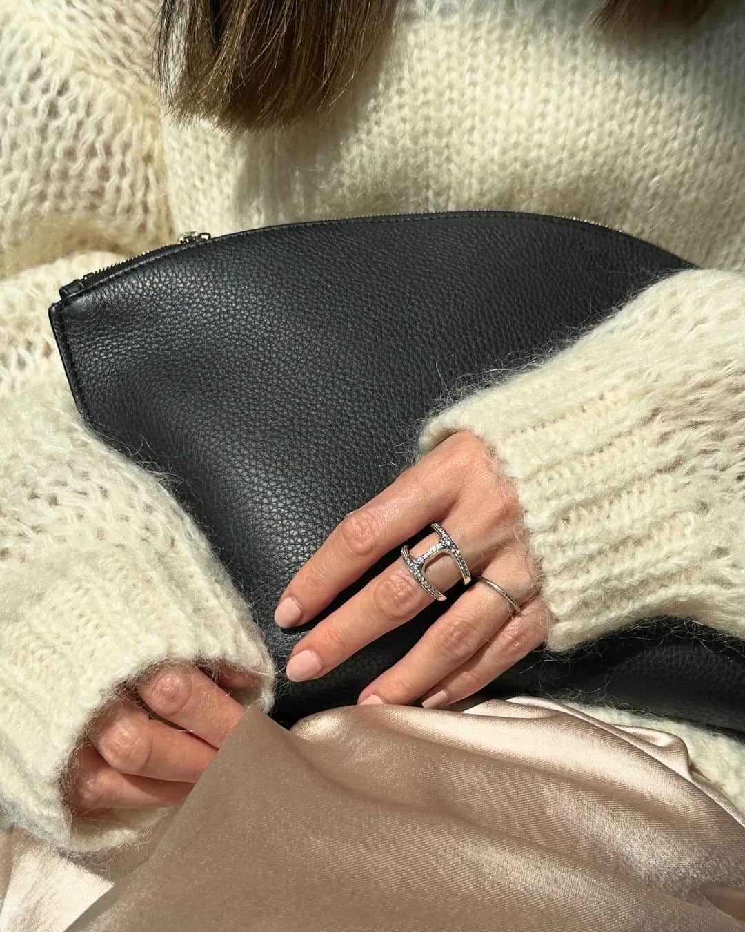 松本恵奈さんのインスタグラム写真 - (松本恵奈Instagram)「最近のお気に入りジュエリー。 HOORSENBUHSはLAベースのファインジュエリーブランドで、RINGひとつ付けるだけで存在感があってファッションにもアクセントになって馴染んでくれる。 ダイヤモンドがキラキラですごく綺麗です💎 大切に身に付けたいと思います☺️  10/21（土）には、京都BALにてトランクショーが開催されるそうです。 トランクショーでは新作のお披露目や、京都BAL店1周年限定アイテムも入荷されるみたいなので、気になる方はcheckしてみてください🙌🏻 @hoorsenbuhs @hoorsenbuhsjapan  #hoorsenbuhs #ホーセンブース #ginzasix #PR」10月20日 16時36分 - ena1123