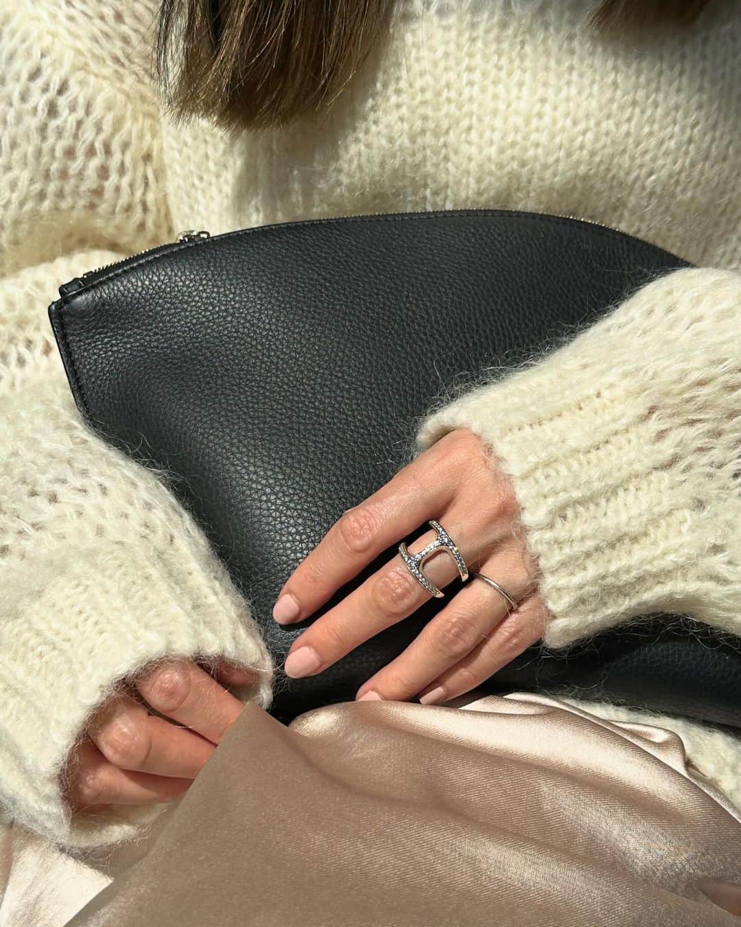 松本恵奈のインスタグラム：「最近のお気に入りジュエリー。 HOORSENBUHSはLAベースのファインジュエリーブランドで、RINGひとつ付けるだけで存在感があってファッションにもアクセントになって馴染んでくれる。 ダイヤモンドがキラキラですごく綺麗です💎 大切に身に付けたいと思います☺️  10/21（土）には、京都BALにてトランクショーが開催されるそうです。 トランクショーでは新作のお披露目や、京都BAL店1周年限定アイテムも入荷されるみたいなので、気になる方はcheckしてみてください🙌🏻 @hoorsenbuhs @hoorsenbuhsjapan  #hoorsenbuhs #ホーセンブース #ginzasix #PR」