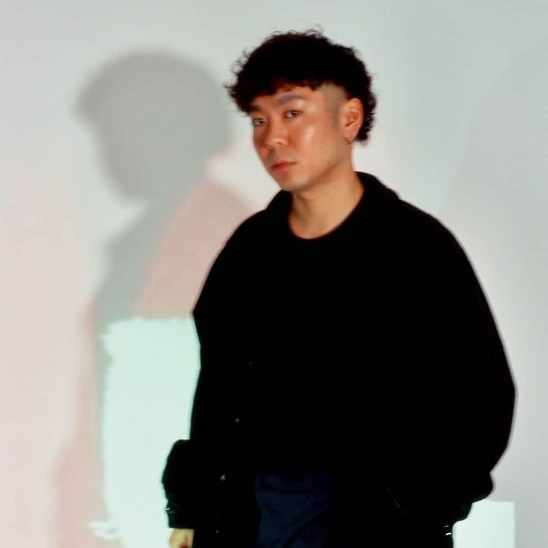 のインスタグラム：「⚡McGuffin Street News⚡  沖縄を拠点に活動するMC、KKが待望の1st Mini Album “QUESTA”を発表！  @jz94_kk   キャリアをスタートさせた東京と生まれた地である沖縄で身につけた音楽性で、日々変化する世の中へ、繊細で丁寧な、そして時に強い感情を投影させたリリックで、独自性のある表現をし続けるKK。 長期間にわたって制作を行ってきた1st Mini Album “QUESTA”がついにリリースし、現在配信中。 全9曲が収録されており、耳につくメロディーとつい目を瞑って聴きたくなるKKの織りなすフローは必聴。そして収録されている楽曲全てのMVの公開も控えており、今後の彼の動きは要チェックだ！  <profile> KK　 沖縄県那覇市出身の日本人MC。 2017年にソロ楽曲”tokyo good night”をYouTubeで発表。それ以降は、Teayoung Boy,RICK NOVAとの3MCで構成するMSN、また18scottとの2MCで構成するAmigosでの活動に加え、自身名義で２つのEPをsound cloud で発表。 今週にリリースされた1st Mini Album “ QUESTA”は彼の拠点である沖縄はもちろん、全国で多くの反響があり、次作となる1st Albumの発表に向け、沖縄を拠点に全国各地でLive活動をしながら現在制作中。  #okinawamusic #okinawajapan #okinawatrip  #taiwanmusic  #japanesehiphop #okinawanartist #okinawahiphop」