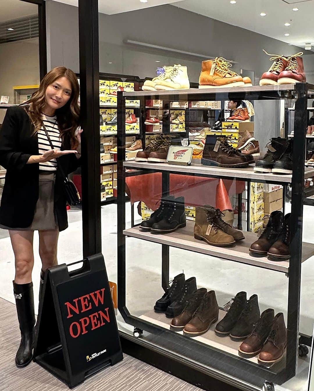 Sayaka.Mのインスタグラム：「. 三井アウトレットパーク 札幌北広島で注目の新店誕生  クローバー・モール2FにRED WINGがOPEN！ 定番モデルから貴重な廃盤モデルまで スペシャルプライスで買えるなんてお得すぎる🉐  靴も沢山あったけどメンテナンス用品やソックス ニット帽、Tシャツまで可愛いアイテムが沢山🥰  フードコートからはぶたはげ  豚丼発祥の地、帯広で 60年以上続く味が楽しめる‼️ こだわりの道産豚ロース肉を職人が守り続けた 秘伝のたれで丁寧に網焼き、はー匂いも最高 柔らかくて甘い豚肉と香ばしい香り 伝統のたれがベストマッチ😋  THE NORTH FACE / HELLY HANSEN 相変わらず人気！めちゃくちゃ混んでいました 保育園バックから、水遊び用品、靴など 色々愛用しているけどスエットやフリース系も 冬物用品可愛いー😍❤️  Ciaopanic / cheztoi outlet チャオパニック パルグループの人気ブランドも集合している トレンドを意識しつつも肩ひじ張らない 今すぐ使えるリアルクローズがかなりお得に  ☑️WINTER FAIR（10/20～11/12） 三井アウトレットパーク 札幌北広島では 11/12までWINTER FAIRを開催中 冬を楽しむアイテムが最大80%OFF  ☑️ハロウィンイベント（10/28） 可愛いフォトブースやお菓子つかみ取り ワークショップなどお子さまが楽しめる 1日限定のハロウィンイベント🎃  ☑️大・大・大学生祭り（11/4、5） 北海道内の大学生が一堂に集まり 11/4（土）はアカペラ 11/5（日）はダンスのイベントを開催 全道大学最強ダンスバトルはド迫力間違いなし👍  ☑️ポイントアップデー（11/10、11、12） 三井ショッピングパークカード《セゾン》での お支払い限定！通常2ポイントのところ 100円（税抜）につき+3ポイントで5ポイント❗️ 豪華抽選会がある 人気のトクトクお買物リレーも同時開催だよー  一日中いても飽きないなー😆🫶  PR #三井アウトレットパーク #三井アウトレットパーク札幌北広島 #REDWING #札幌子連れ #札幌ママ #ぶたはげ #mitsuioutletpark #mitsuioutletparksapporo」