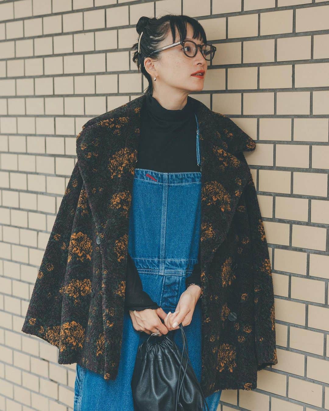 オブレクトさんのインスタグラム写真 - (オブレクトInstagram)「Miyako Takayama × oblekt 🌿  高山都さんとの秋の最新コラボアイテム、大変ご好評いただきありがとうございます✨  こちらはボアーコート🧶  リバティ柄ボアーコート Color. 花柄 ¥39,600(税込)  ボアーコート Color.ベージュ / ブラック ¥28,600（税込）  丸みのあるコクーンシルエット、大きめな衿が特徴的な、ダブルブレストのミドル丈コートです🌿 ヒップが完全に隠れる丈、ゆったりとしたシルエットなので、ニットやスウェットなど厚手のお洋服の上からでも着用可能！ ボリュームがありつつ、着用感の軽いボア素材🧶 存在感のあるリバティープリントと、着回しの効く無地2色のカラー展開となります♡  詳しくはoblekt 公式オンラインストアをご覧ください🌿  #oblekt #オブレクト #高山都 さん」10月20日 16時47分 - oblekt_jp