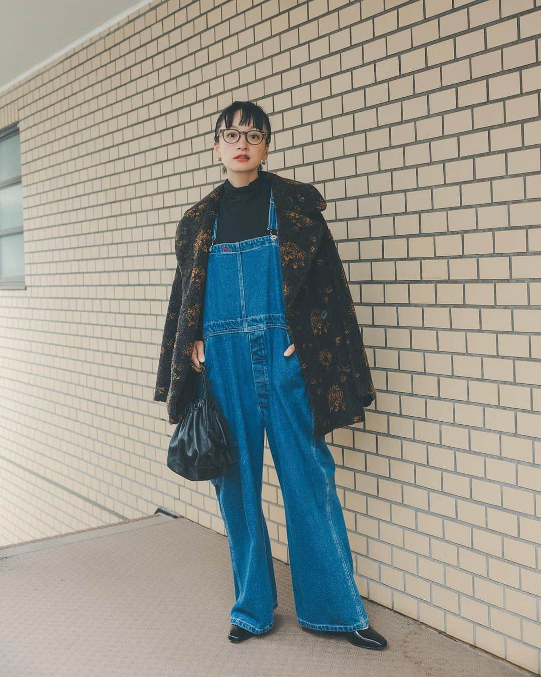 オブレクトさんのインスタグラム写真 - (オブレクトInstagram)「Miyako Takayama × oblekt 🌿  高山都さんとの秋の最新コラボアイテム、大変ご好評いただきありがとうございます✨  こちらはボアーコート🧶  リバティ柄ボアーコート Color. 花柄 ¥39,600(税込)  ボアーコート Color.ベージュ / ブラック ¥28,600（税込）  丸みのあるコクーンシルエット、大きめな衿が特徴的な、ダブルブレストのミドル丈コートです🌿 ヒップが完全に隠れる丈、ゆったりとしたシルエットなので、ニットやスウェットなど厚手のお洋服の上からでも着用可能！ ボリュームがありつつ、着用感の軽いボア素材🧶 存在感のあるリバティープリントと、着回しの効く無地2色のカラー展開となります♡  詳しくはoblekt 公式オンラインストアをご覧ください🌿  #oblekt #オブレクト #高山都 さん」10月20日 16時47分 - oblekt_jp