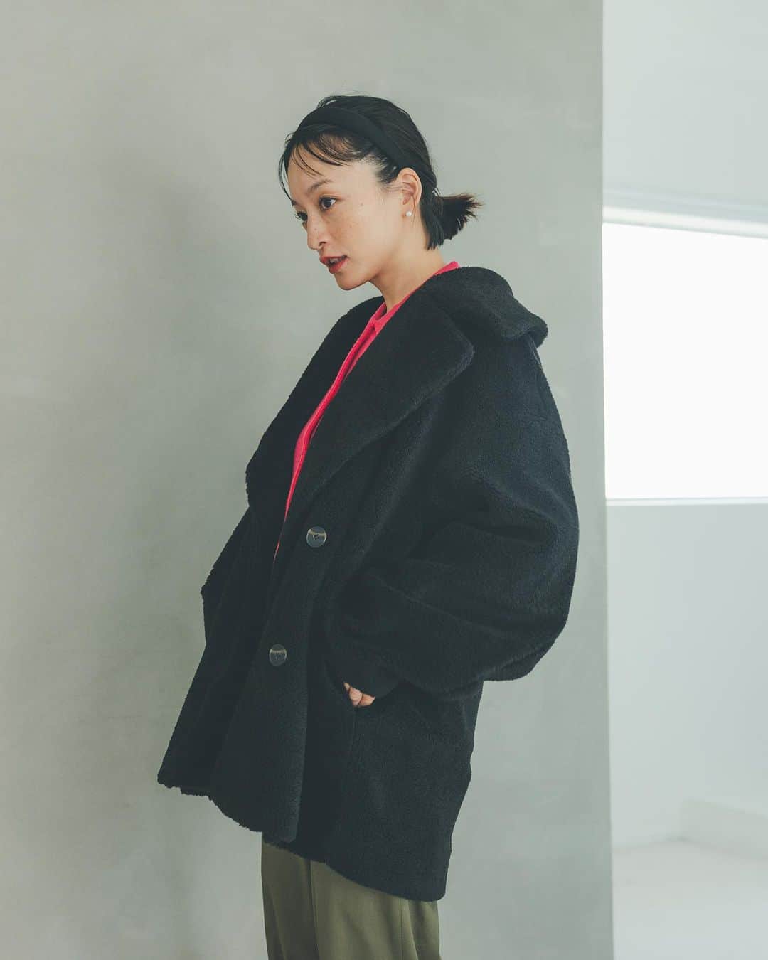 オブレクトさんのインスタグラム写真 - (オブレクトInstagram)「Miyako Takayama × oblekt 🌿  高山都さんとの秋の最新コラボアイテム、大変ご好評いただきありがとうございます✨  こちらはボアーコート🧶  リバティ柄ボアーコート Color. 花柄 ¥39,600(税込)  ボアーコート Color.ベージュ / ブラック ¥28,600（税込）  丸みのあるコクーンシルエット、大きめな衿が特徴的な、ダブルブレストのミドル丈コートです🌿 ヒップが完全に隠れる丈、ゆったりとしたシルエットなので、ニットやスウェットなど厚手のお洋服の上からでも着用可能！ ボリュームがありつつ、着用感の軽いボア素材🧶 存在感のあるリバティープリントと、着回しの効く無地2色のカラー展開となります♡  詳しくはoblekt 公式オンラインストアをご覧ください🌿  #oblekt #オブレクト #高山都 さん」10月20日 16時47分 - oblekt_jp