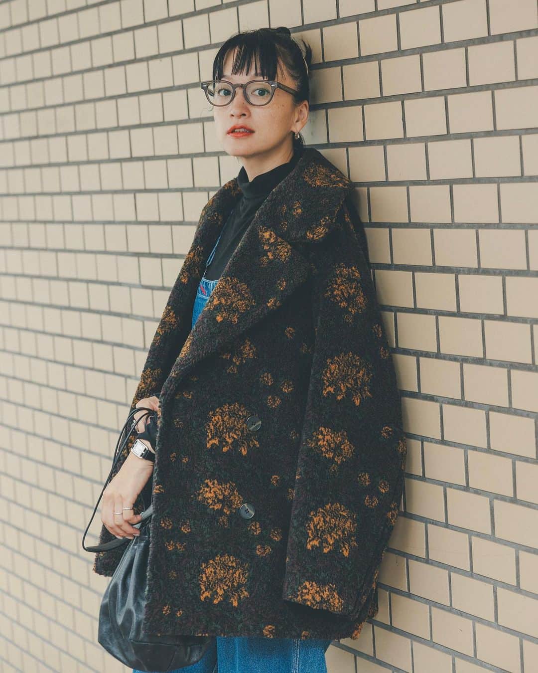 オブレクトさんのインスタグラム写真 - (オブレクトInstagram)「Miyako Takayama × oblekt 🌿  高山都さんとの秋の最新コラボアイテム、大変ご好評いただきありがとうございます✨  こちらはボアーコート🧶  リバティ柄ボアーコート Color. 花柄 ¥39,600(税込)  ボアーコート Color.ベージュ / ブラック ¥28,600（税込）  丸みのあるコクーンシルエット、大きめな衿が特徴的な、ダブルブレストのミドル丈コートです🌿 ヒップが完全に隠れる丈、ゆったりとしたシルエットなので、ニットやスウェットなど厚手のお洋服の上からでも着用可能！ ボリュームがありつつ、着用感の軽いボア素材🧶 存在感のあるリバティープリントと、着回しの効く無地2色のカラー展開となります♡  詳しくはoblekt 公式オンラインストアをご覧ください🌿  #oblekt #オブレクト #高山都 さん」10月20日 16時47分 - oblekt_jp