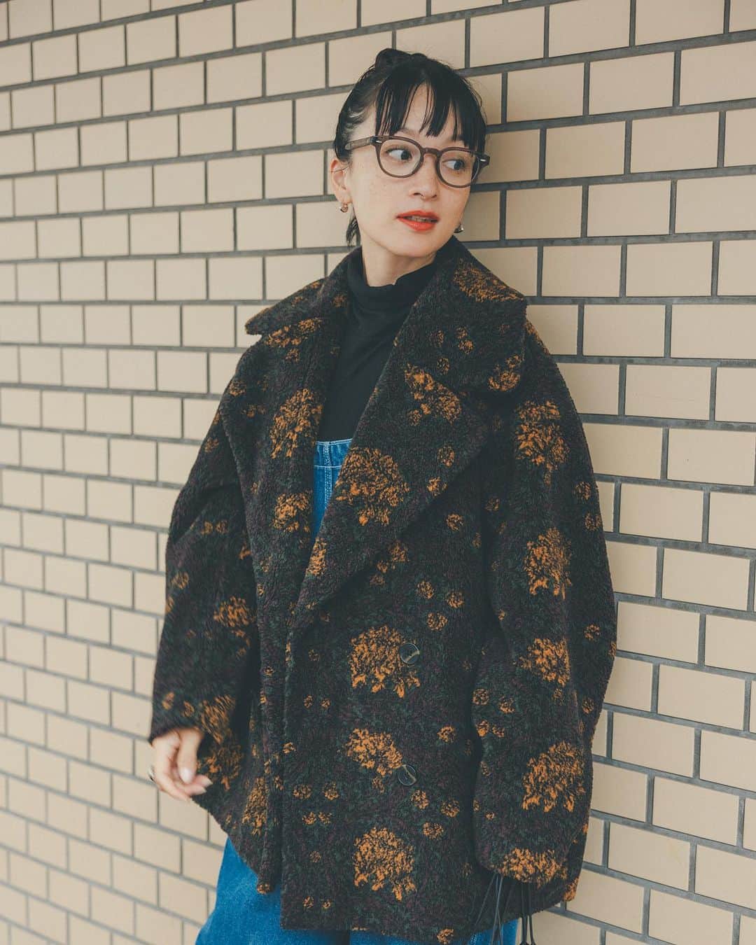 オブレクトのインスタグラム：「Miyako Takayama × oblekt 🌿  高山都さんとの秋の最新コラボアイテム、大変ご好評いただきありがとうございます✨  こちらはボアーコート🧶  リバティ柄ボアーコート Color. 花柄 ¥39,600(税込)  ボアーコート Color.ベージュ / ブラック ¥28,600（税込）  丸みのあるコクーンシルエット、大きめな衿が特徴的な、ダブルブレストのミドル丈コートです🌿 ヒップが完全に隠れる丈、ゆったりとしたシルエットなので、ニットやスウェットなど厚手のお洋服の上からでも着用可能！ ボリュームがありつつ、着用感の軽いボア素材🧶 存在感のあるリバティープリントと、着回しの効く無地2色のカラー展開となります♡  詳しくはoblekt 公式オンラインストアをご覧ください🌿  #oblekt #オブレクト #高山都 さん」