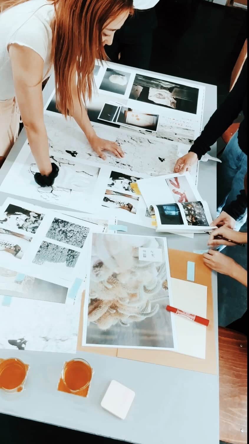 永瀬沙世のインスタグラム：「11月の個展に向けて写真集の制作プロセス01- 今までの写真集も一緒に作ってくれているグラフィック/エディトリアルデザイナーを米山 菜津子さん、印刷所の方との色校正チェックです！ 今ここに写っている作品は前回の個展のCLARITY〘 1 〙です。そして11月の個展CLARITY〘 2 〙の作品を合わせた写真集にします。つまり、2回の個展を合わせることで～完～になります。 youtubeでも見られます🔗  Production process of the photo book for the November solo exhibition 01- This is a color proof check with graphic/editorial designer Natsuko Yoneyama, the printer, and myself! The work shown here is CLARITY〘1〙 from the last solo exhibition. And the works from my solo exhibition CLARITY〘2〙 in November will be combined into one photo book. In other words, the two solo exhibitions will be ~complete~ when combined.  #sayonagase #CLARITY  #art #exhibition #gallery #photography」