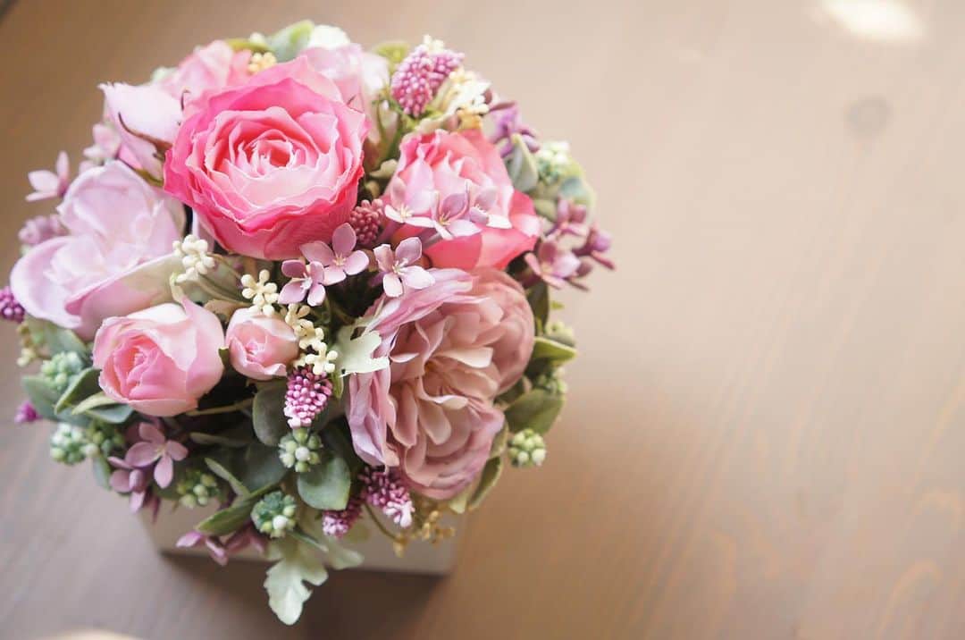 池上真麻のインスタグラム：「ピンクが好きなイメージのあの方へ、私と妹からのお祝いのお花の贈り物　@salondorstyle  . #造花 #花のある暮らし  #フラワーアレンジメント #instaflower #fowerstagram #arrangement #flowerarrangement  #サロンドール #池上真麻」