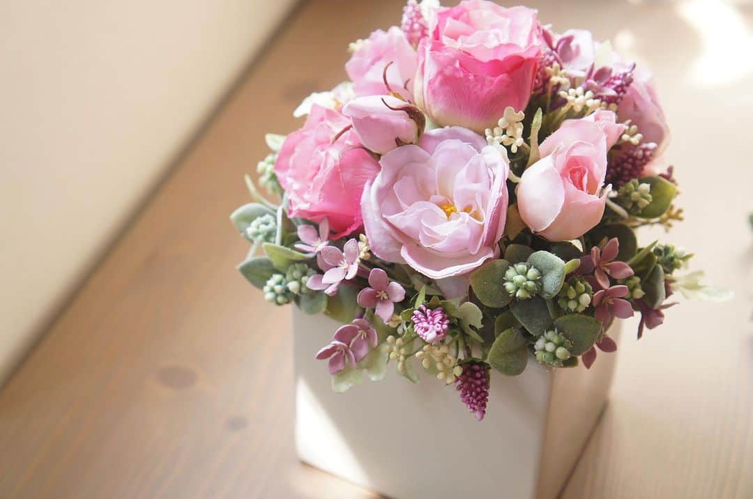 池上真麻さんのインスタグラム写真 - (池上真麻Instagram)「ピンクが好きなイメージのあの方へ、私と妹からのお祝いのお花の贈り物　@salondorstyle  . #造花 #花のある暮らし  #フラワーアレンジメント #instaflower #fowerstagram #arrangement #flowerarrangement  #サロンドール #池上真麻」10月20日 16時51分 - marsaikegami